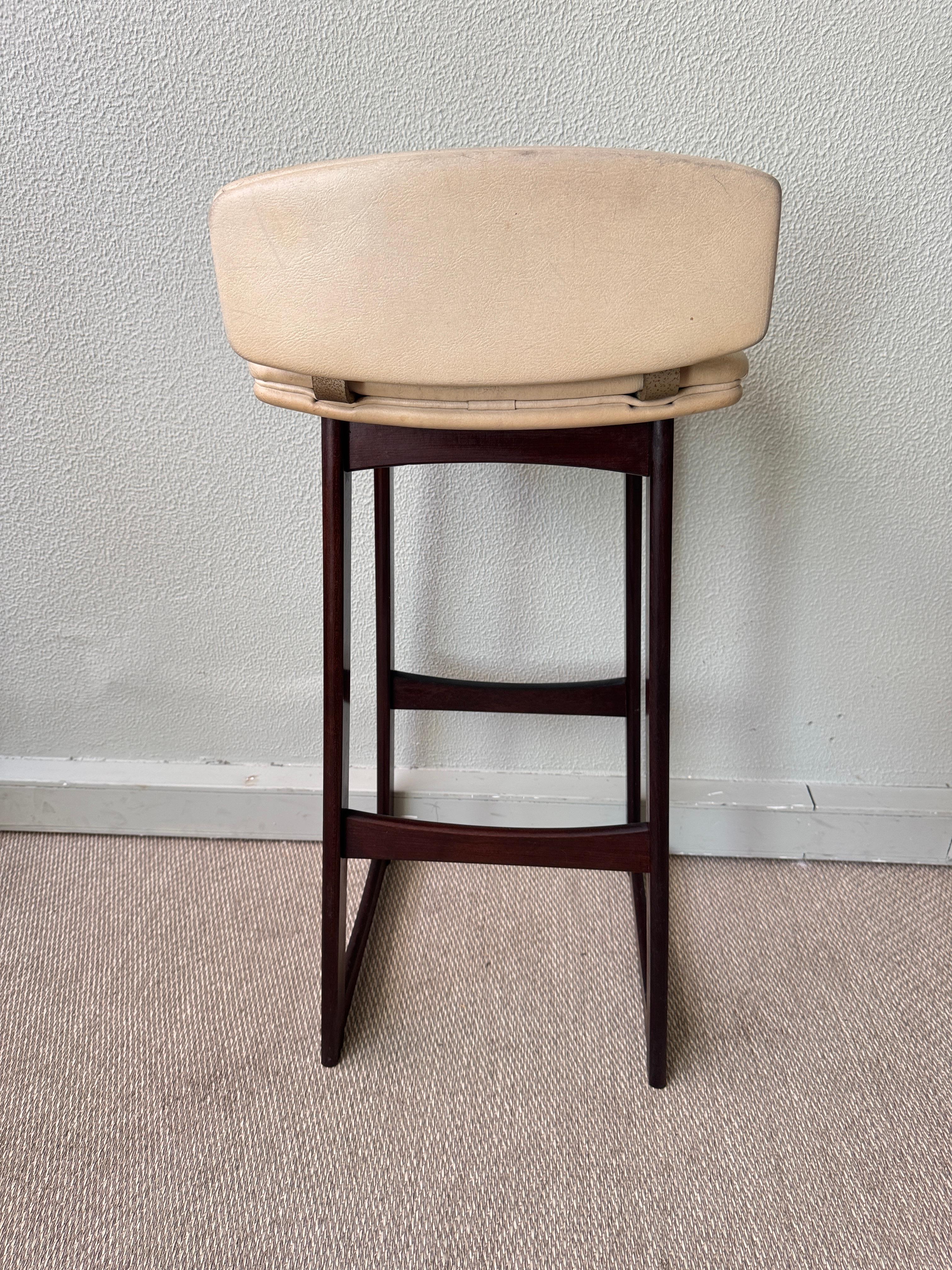 Danois Tabouret de bar moderne danois des années 1960 à dossier bas en hêtre teinté foncé avec assise en vinyle en vente