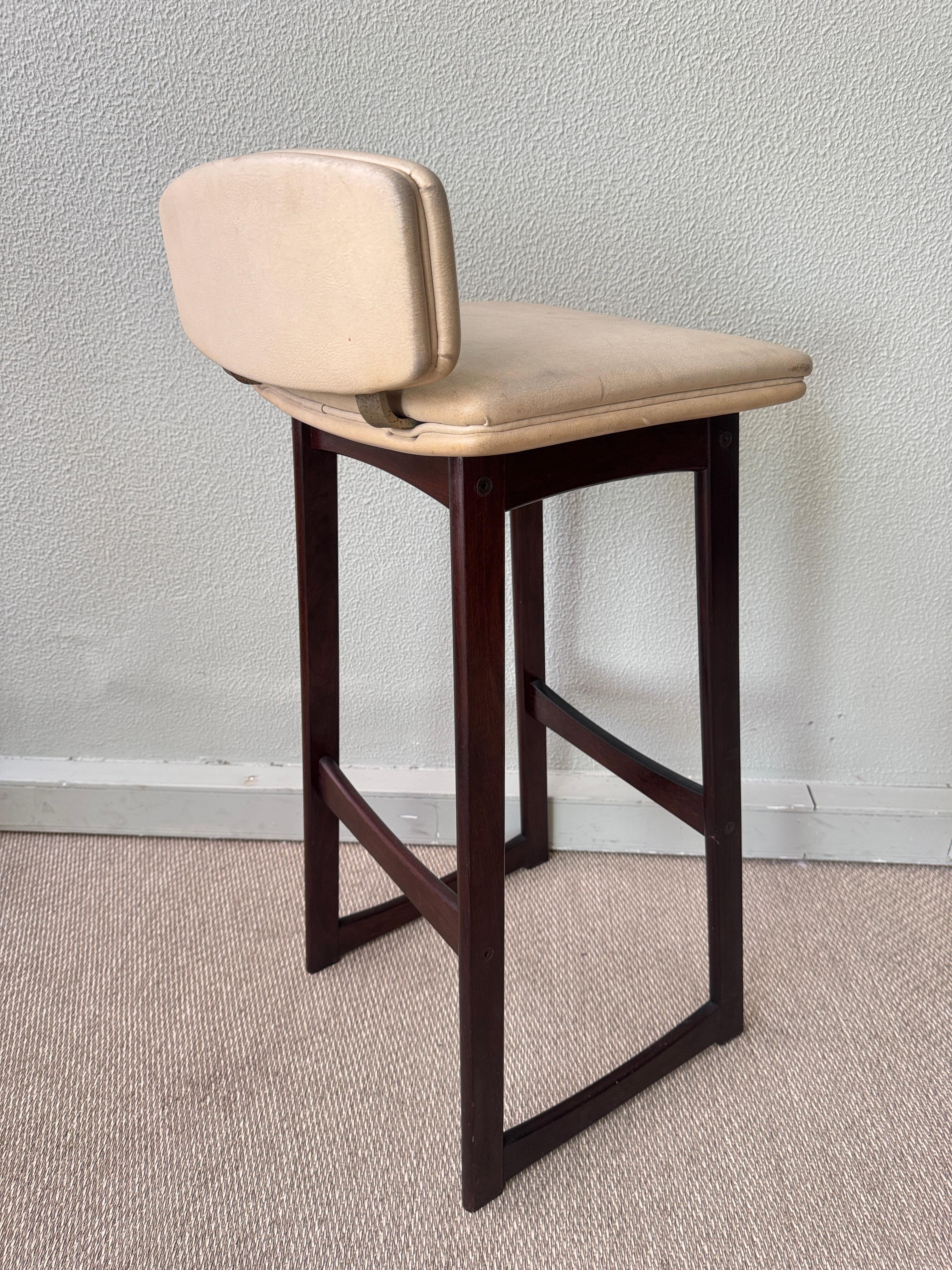 Tabouret de bar moderne danois des années 1960 à dossier bas en hêtre teinté foncé avec assise en vinyle Bon état - En vente à Lisboa, PT