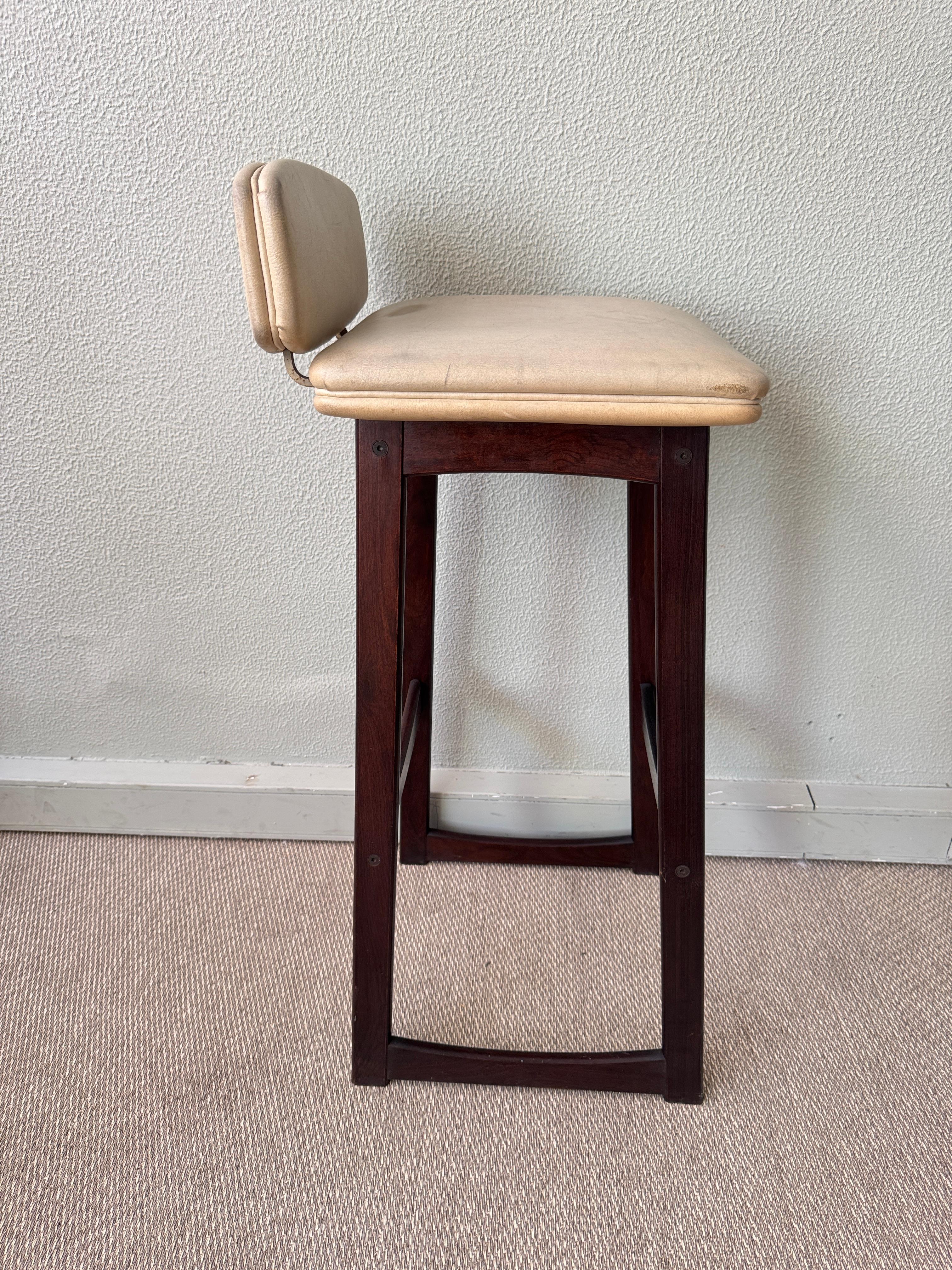 Milieu du XXe siècle Tabouret de bar moderne danois des années 1960 à dossier bas en hêtre teinté foncé avec assise en vinyle en vente