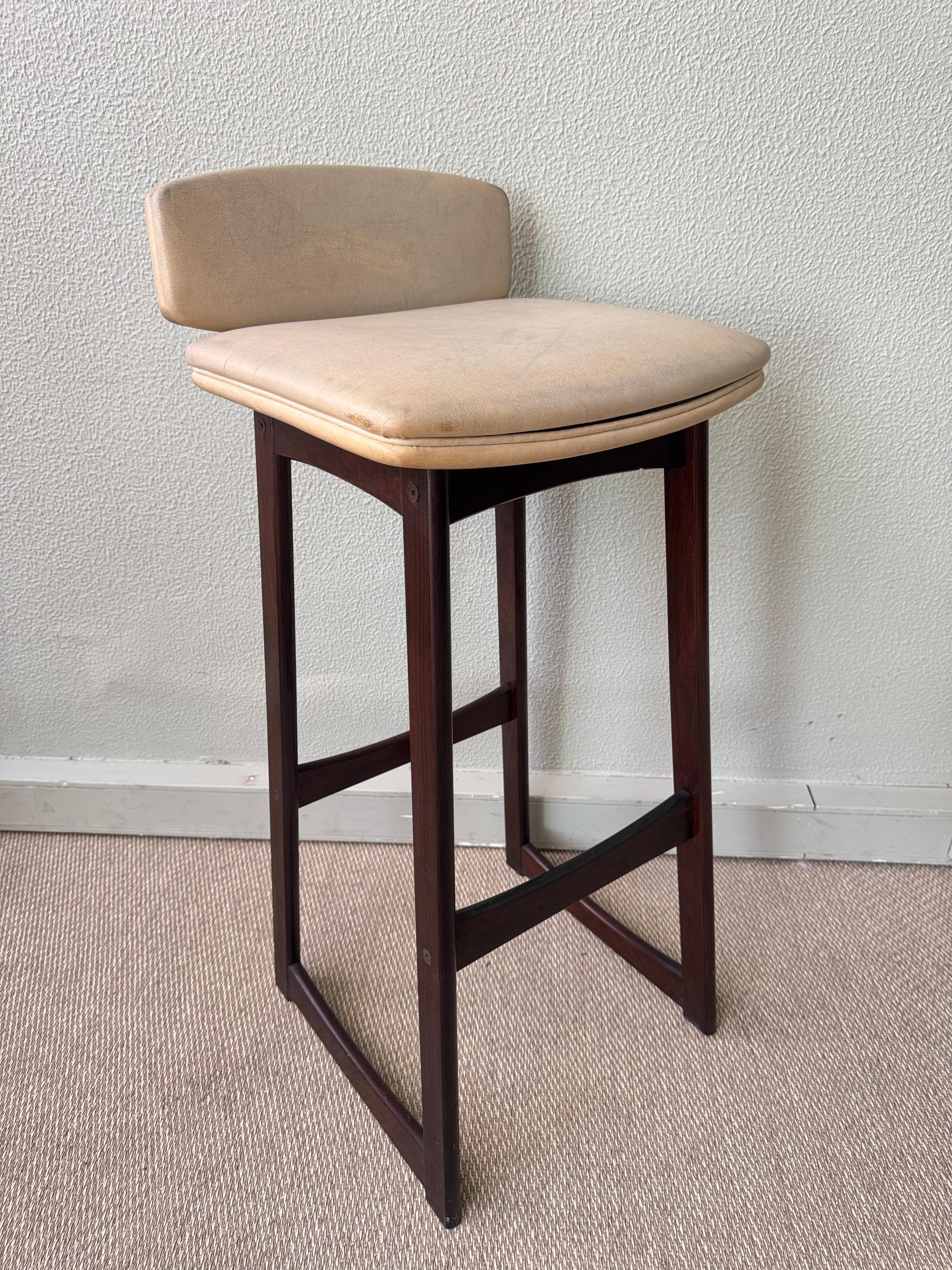 Imitation cuir Tabouret de bar moderne danois des années 1960 à dossier bas en hêtre teinté foncé avec assise en vinyle en vente