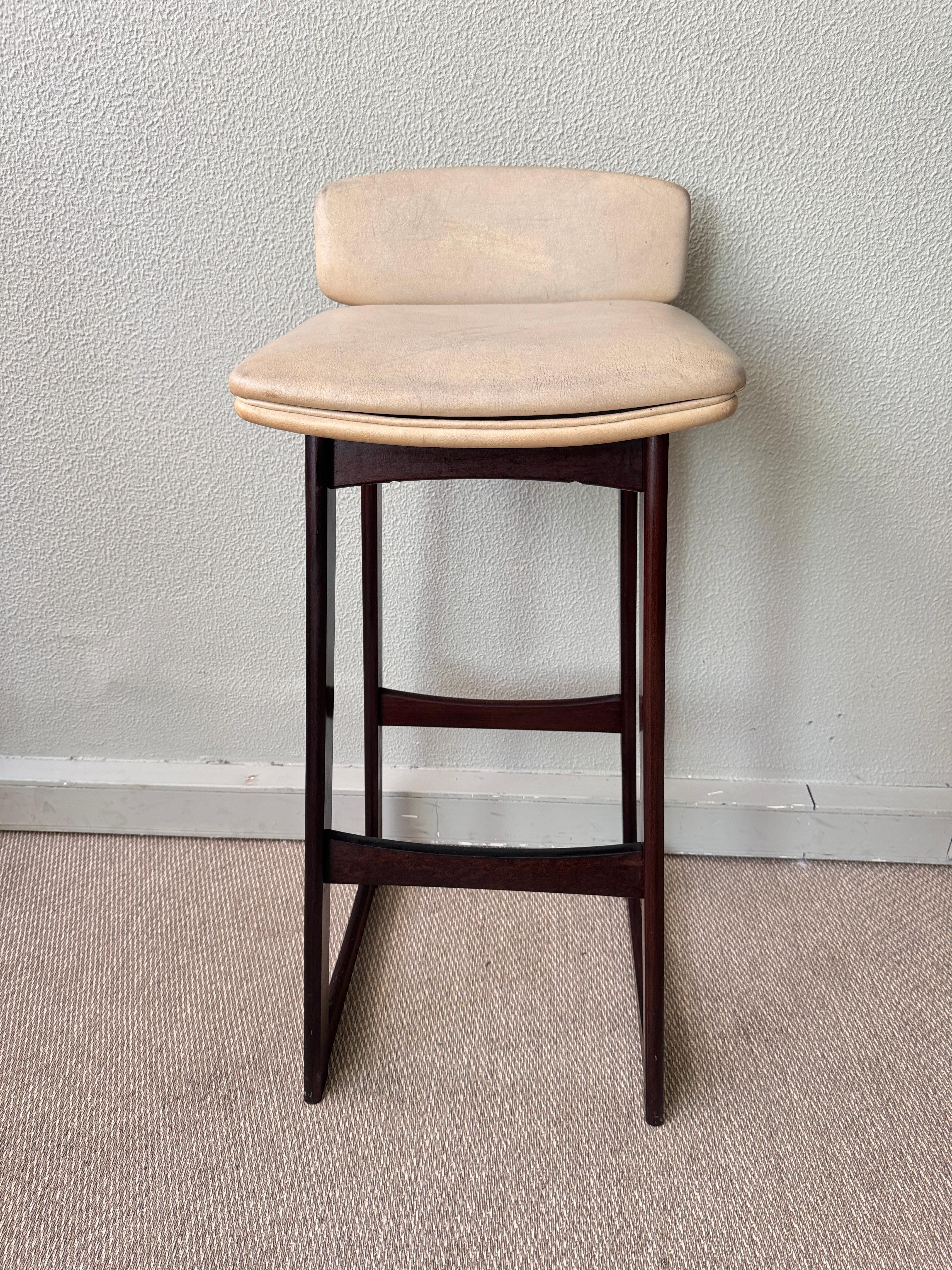 Tabouret de bar moderne danois des années 1960 à dossier bas en hêtre teinté foncé avec assise en vinyle en vente 1