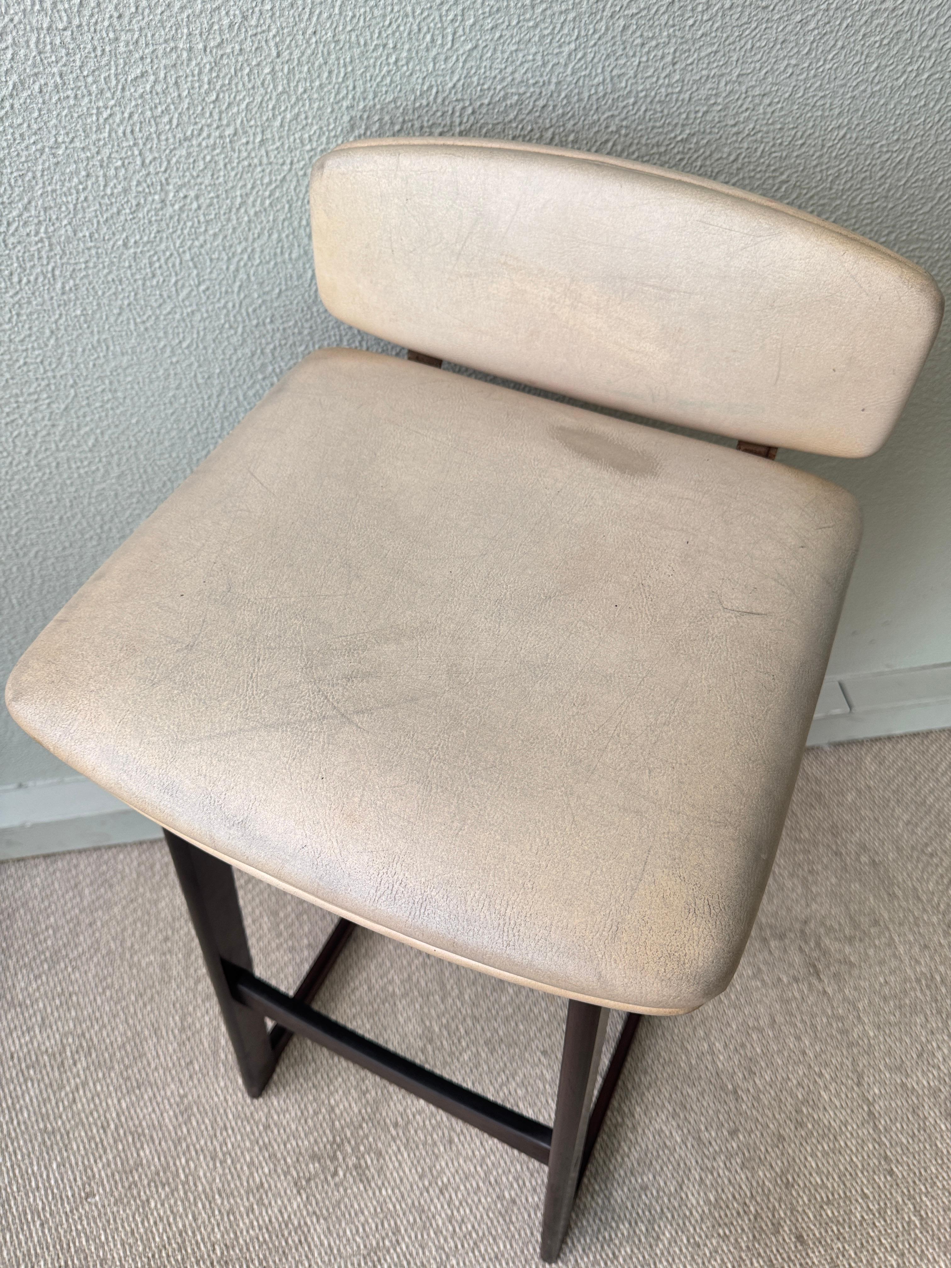 Tabouret de bar moderne danois des années 1960 à dossier bas en hêtre teinté foncé avec assise en vinyle en vente 2