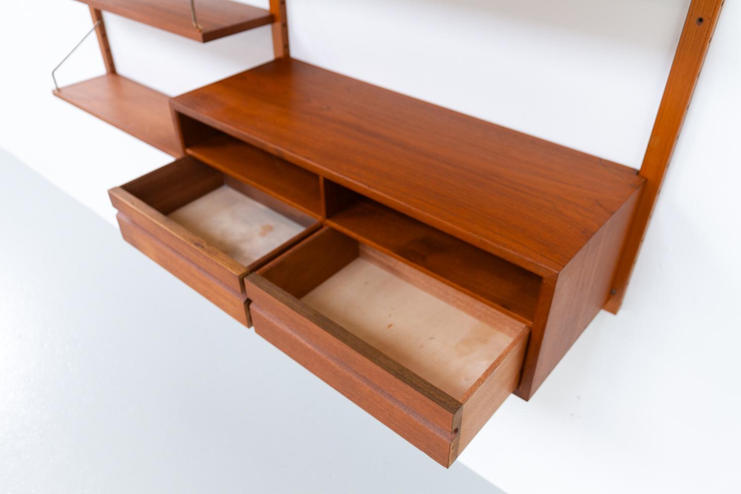 Danish Modern 2-Bay Modular Teak Wall Unit by Poul Cadovius for Cado, 1960s. In Good Condition For Sale In Asaa, DK
