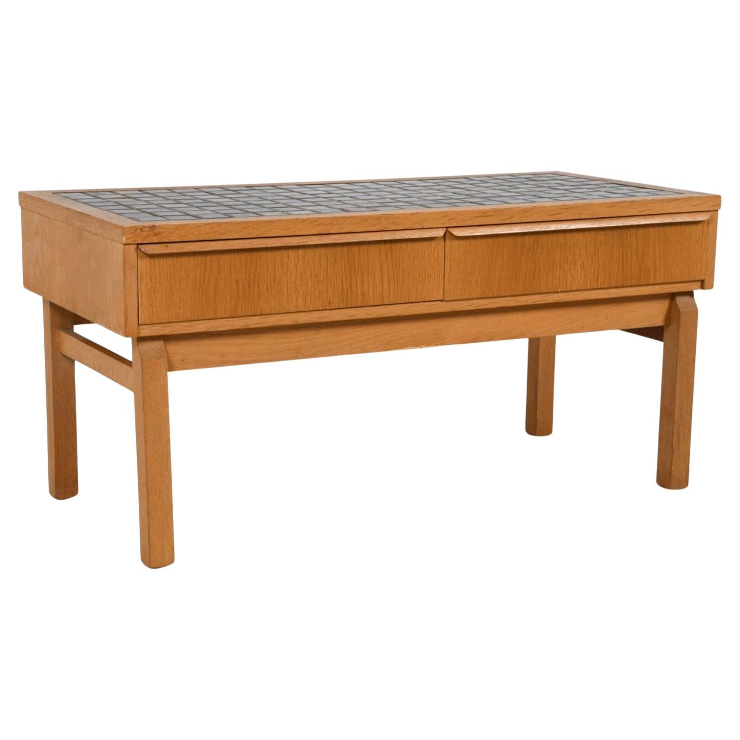 Scandinave moderne Table basse moderne danoise à 2 tiroirs en chêne avec plateau en céramique en vente