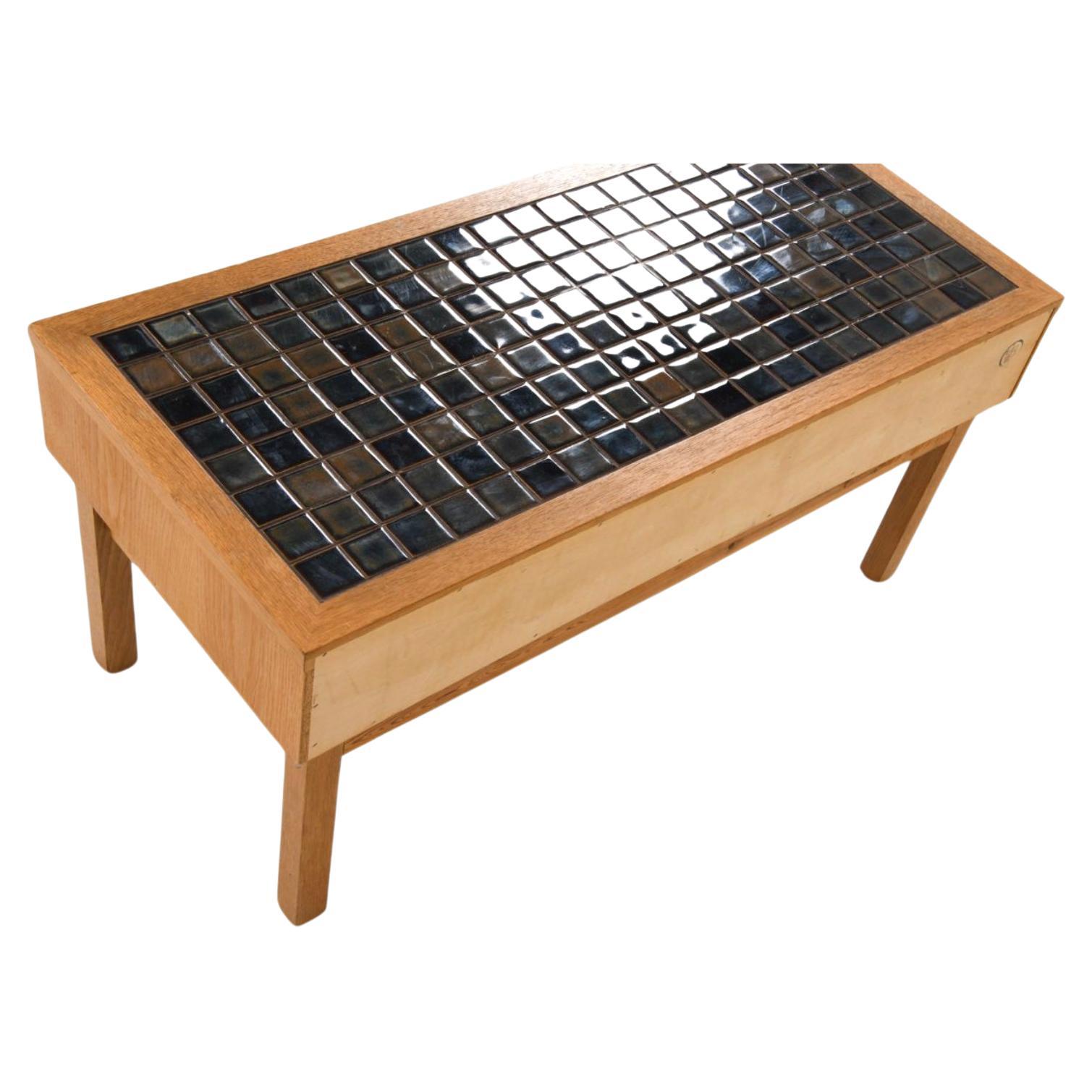 Danois Table basse moderne danoise à 2 tiroirs en chêne avec plateau en céramique en vente