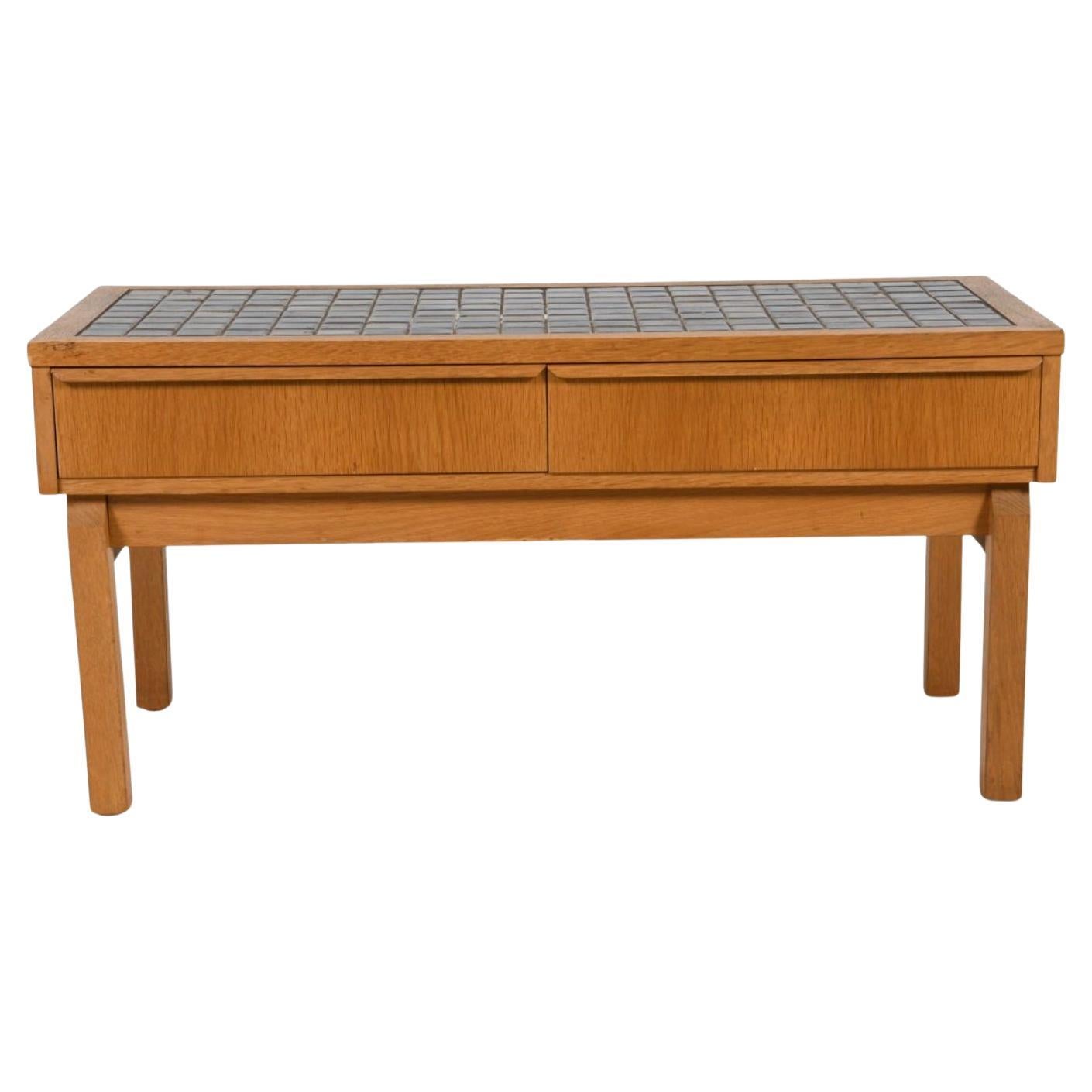 Table basse moderne danoise à 2 tiroirs en chêne avec plateau en céramique en vente