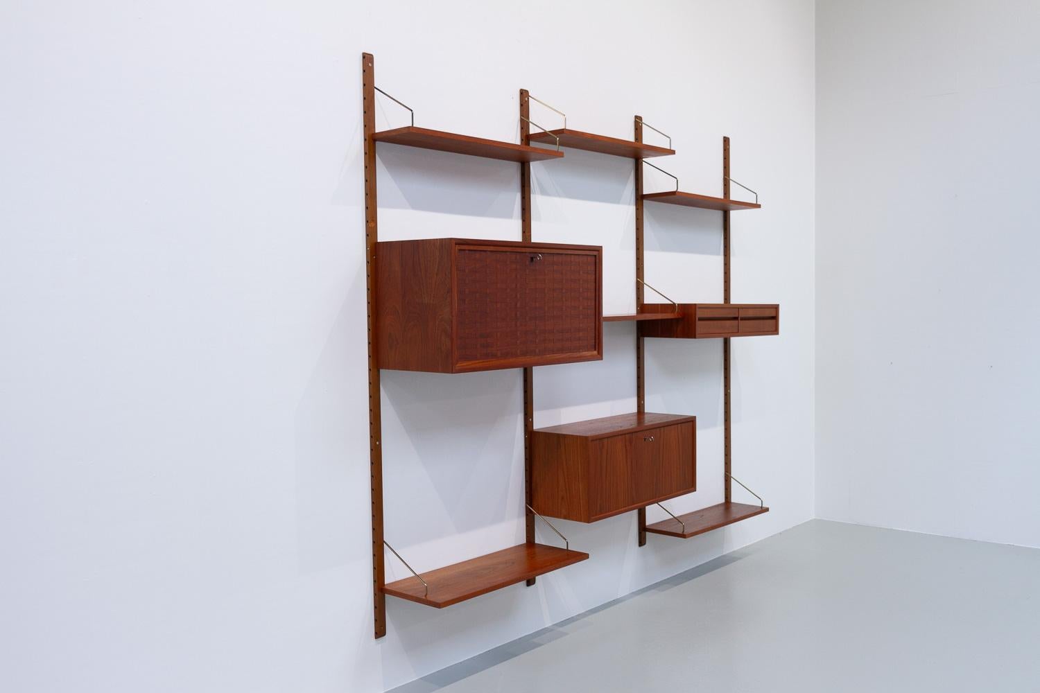 Danish Modern 3-Bay Modular Teak Wall Unit by Poul Cadovius for Cado, 1960s.

Mid-Century Modern 3 bay shelving system model Royal. This is an original vintage floating bookcase designed in 1948 by Danish architect Poul Cadovius. 
Cadovius had the