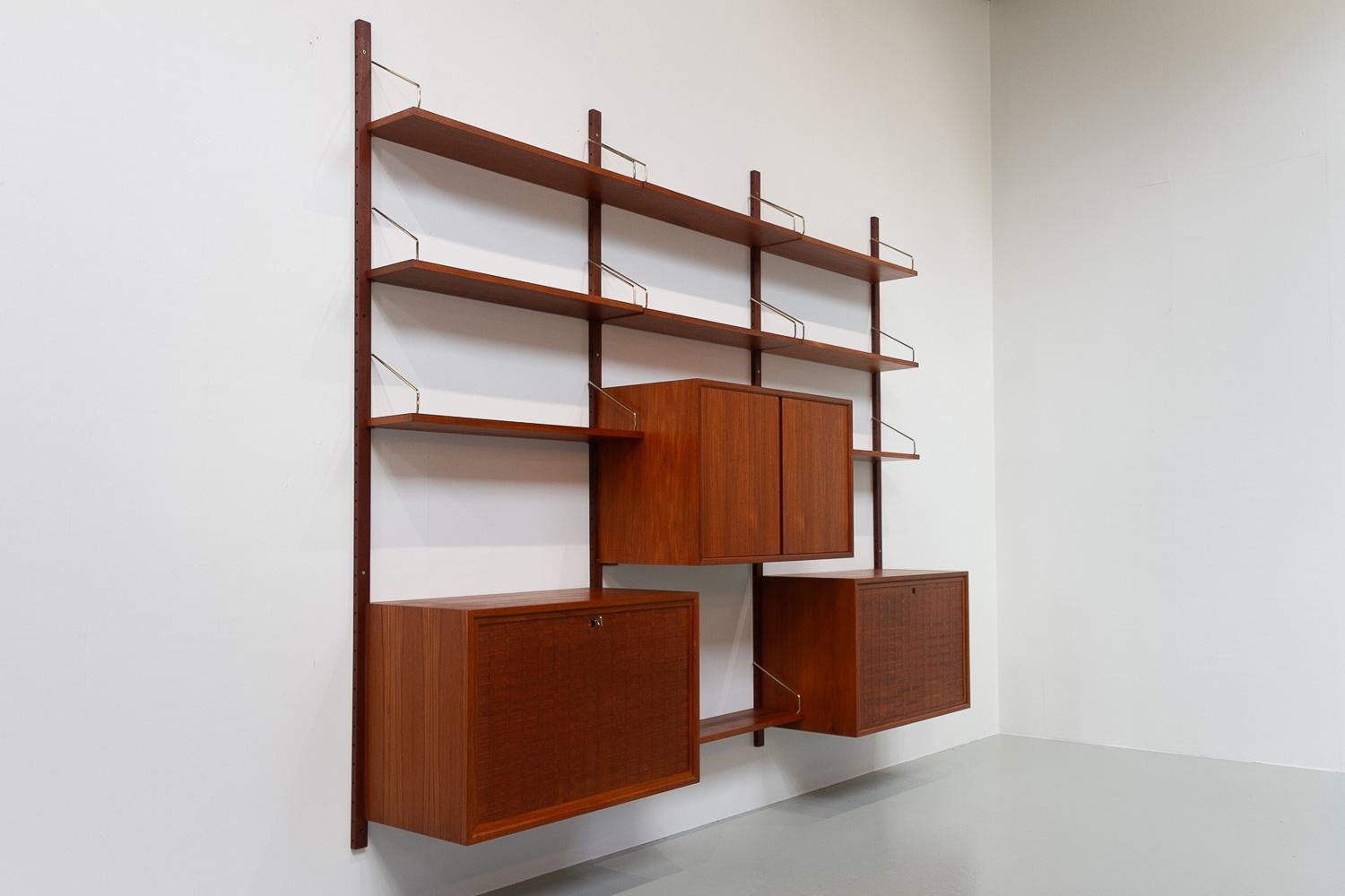 Danish Modern 3-Bay Modular Teak Wall Unit by Poul Cadovius for Cado, 1960s.

Mid-Century Modern 3 bay shelving system model Royal. This is an original vintage floating bookcase designed in 1948 by Danish architect Poul Cadovius. 
Cadovius had the