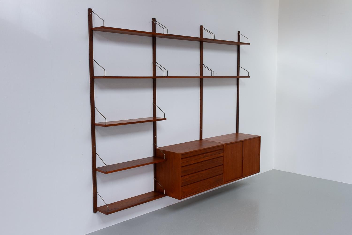Danish Modern 3-Bay Modular Teak Wall Unit by Poul Cadovius for Cado, 1960s.

Mid-Century Modern 3 bay shelving system model Royal. This is an original vintage floating bookcase designed in 1948 by Danish architect Poul Cadovius. 
Cadovius had the