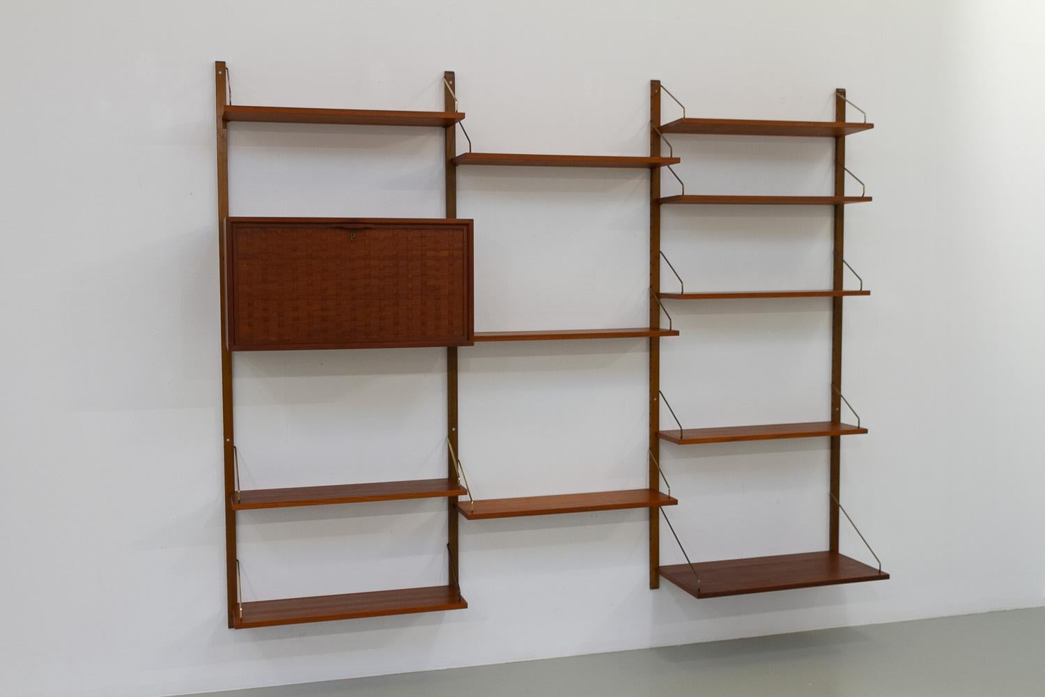 Parete attrezzata moderna danese a 3 vani in teak di Poul Cadovius per Cado, 1960.

Scaffalatura a 3 ripiani in stile Mid-Century Modern modello Royal. Si tratta di una libreria galleggiante vintage originale progettata nel 1948 dall'architetto