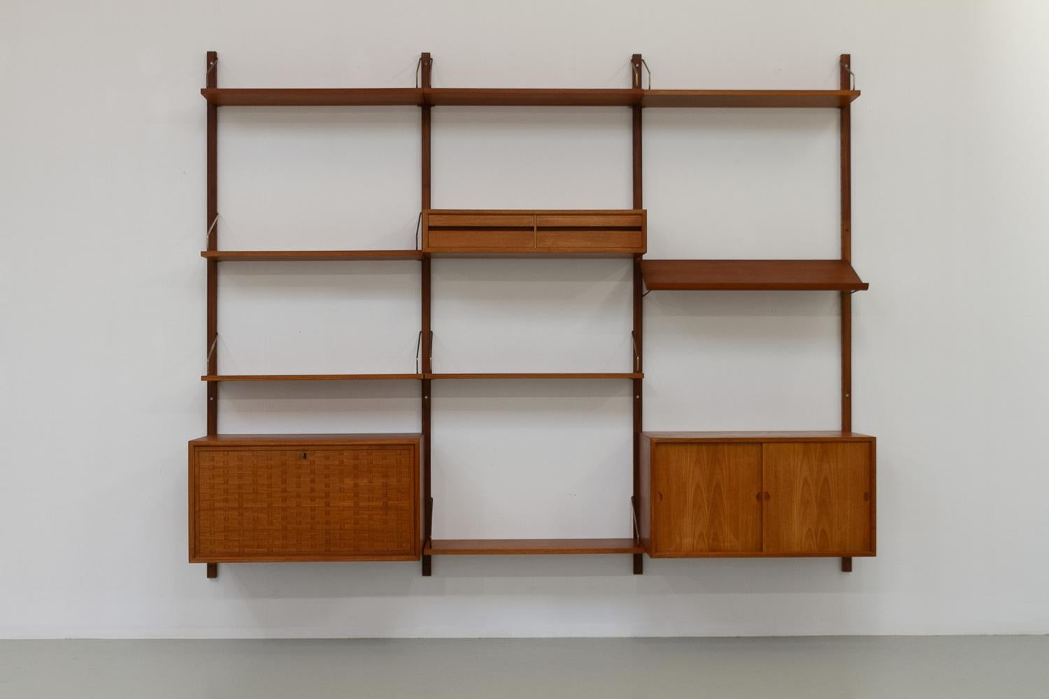 Dänisches modernes modulares 3-Fach-Wandregal aus Teakholz von Poul Cadovius für Cado, 1960er Jahre.

Mid-Century Modernes 3-Fach Regalsystem Modell Royal. Dies ist ein originales schwebendes Bücherregal aus dem Jahr 1948, entworfen vom dänischen