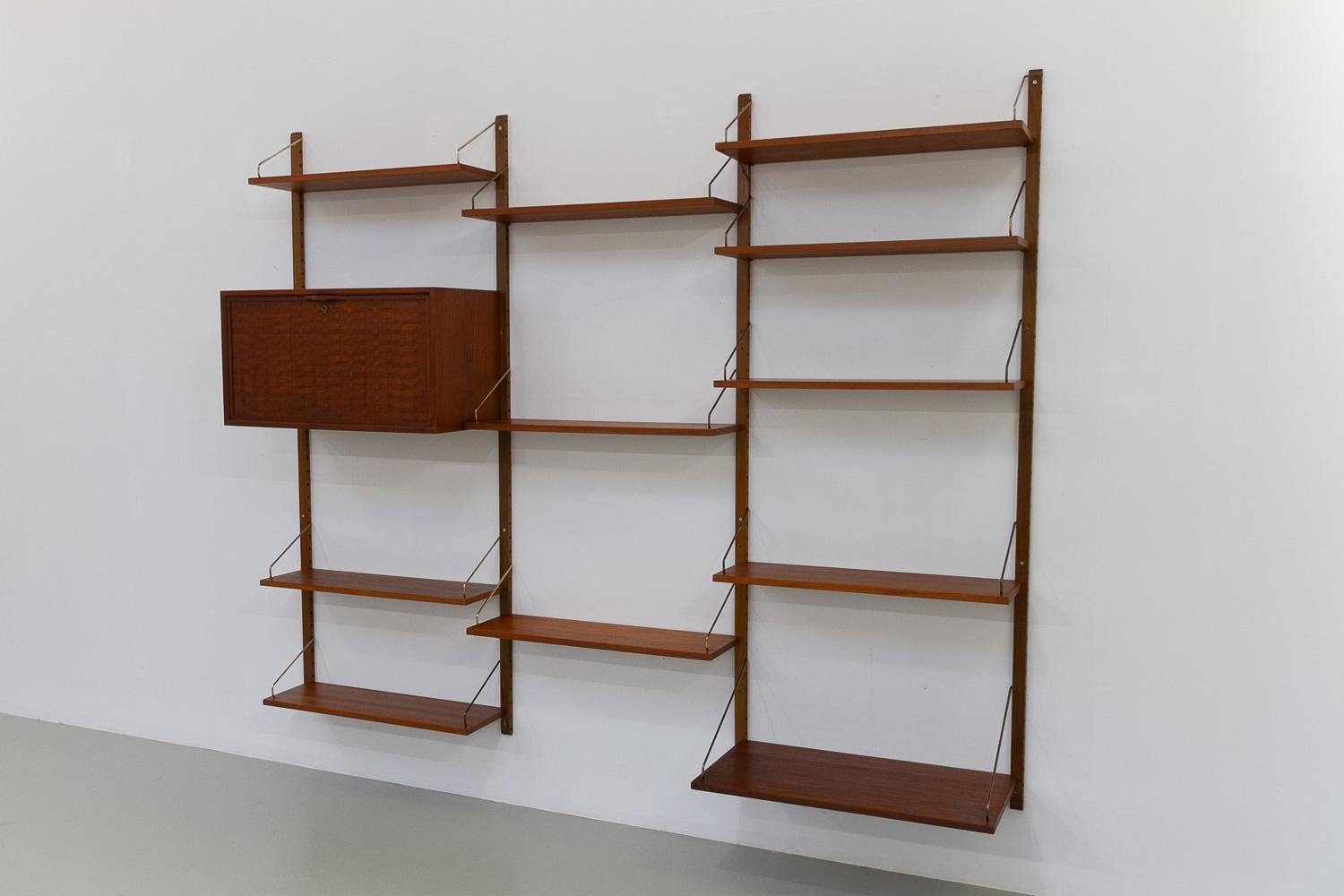 Scandinavo moderno Parete attrezzata moderna danese a 3 vani in teak di Poul Cadovius per Cado, 1960. in vendita