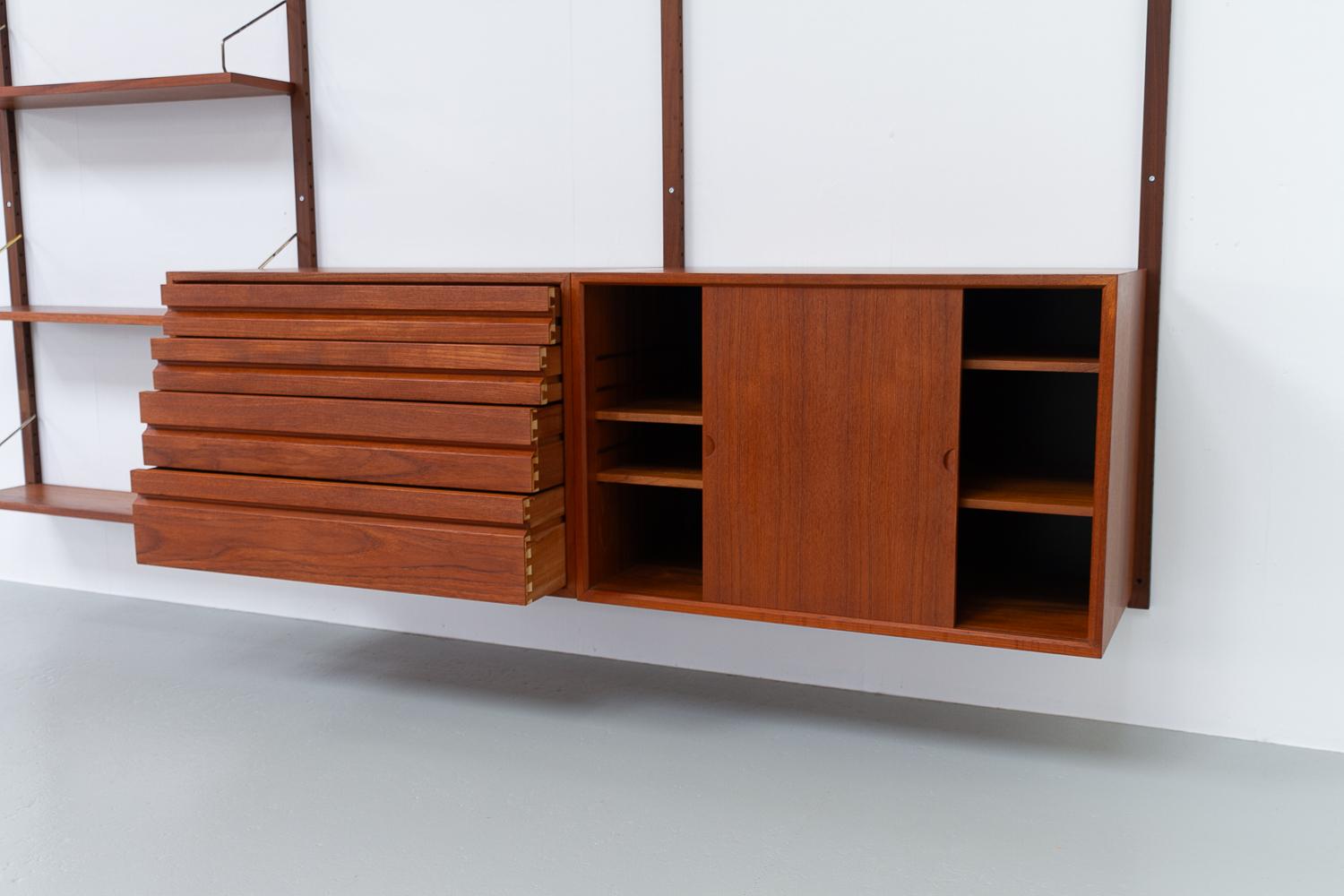 Danish Modern 3-Bay Modular Teak Wall Unit by Poul Cadovius for Cado, 1960s. In Good Condition In Asaa, DK