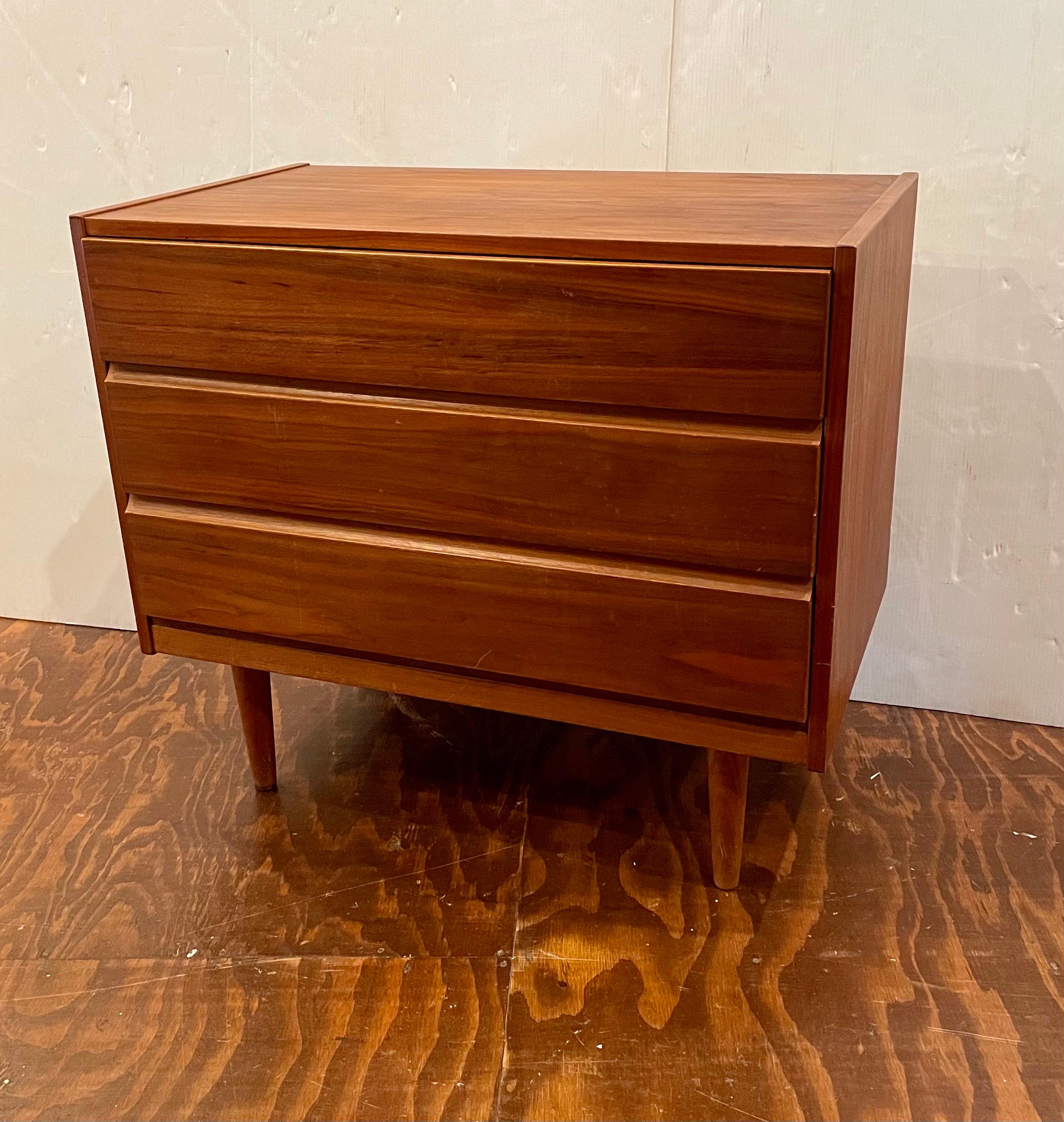 Beautiful simple elegant 3 drawer dresser in beautiful walnut grain finish, circa 1960's great quality simple design.