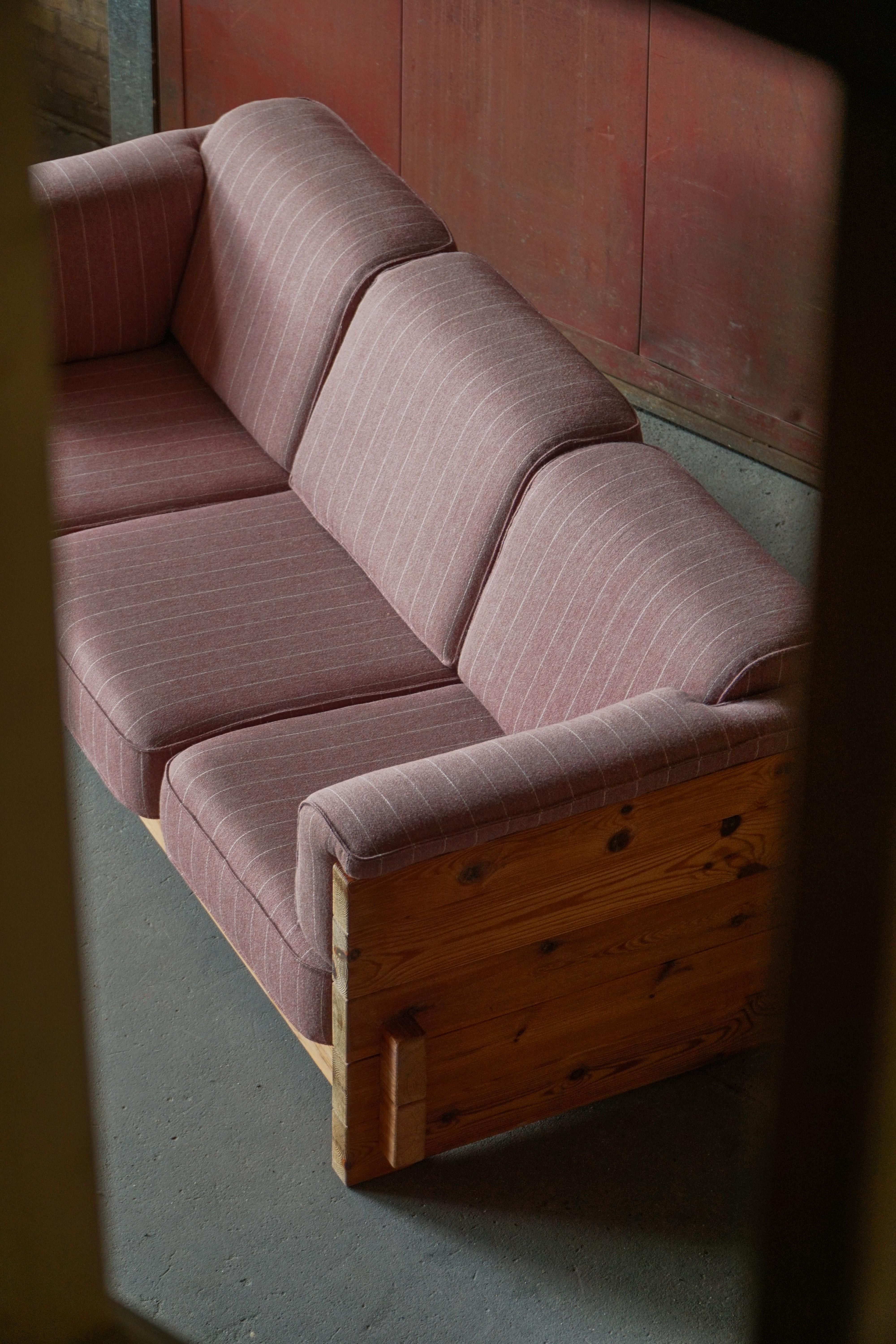 20ième siècle Canapé 3 places moderne danois en pin de Poméranie et laine, par Christian IV, 1970 en vente