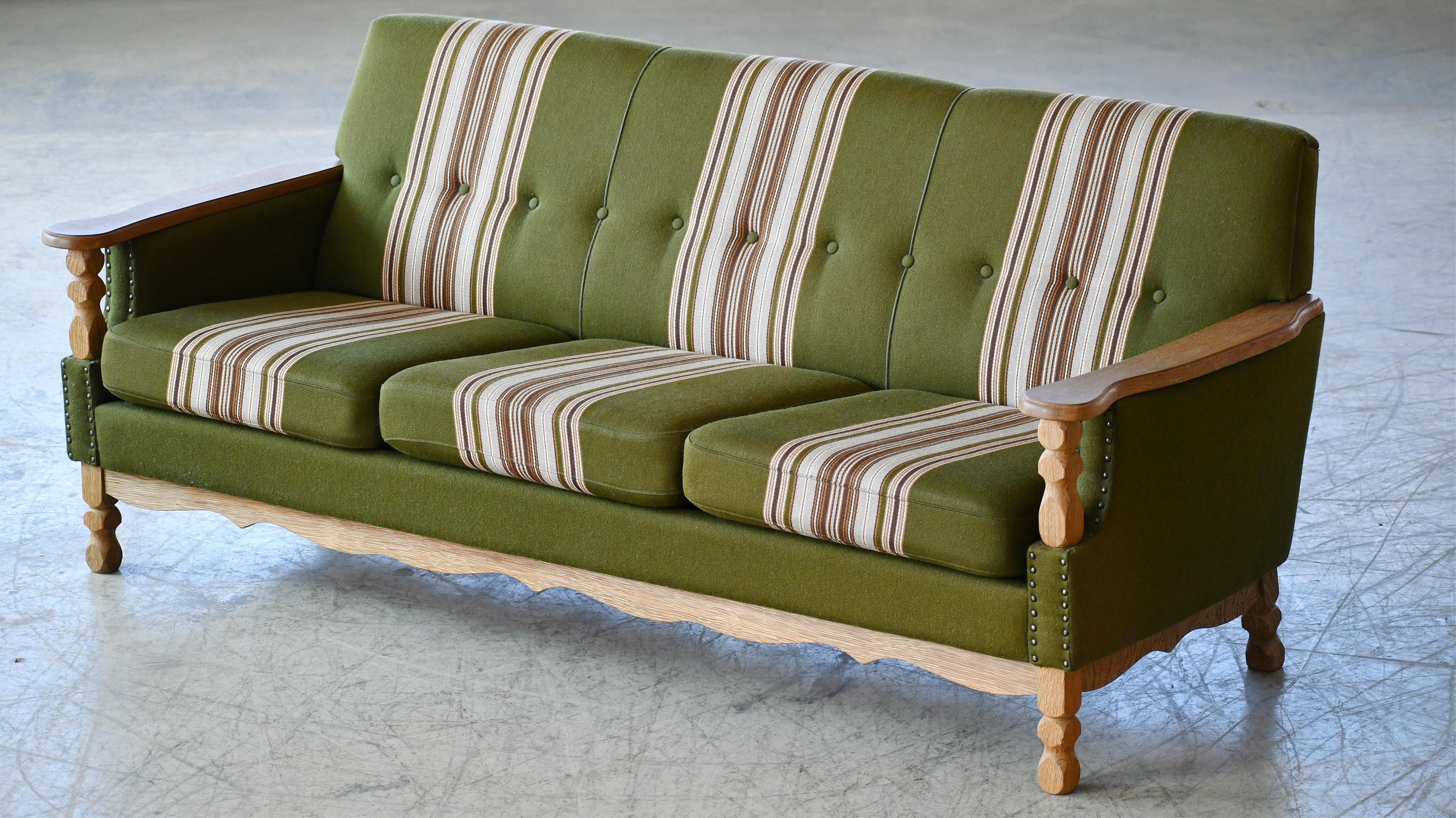 Seltenes und begehrtes Sofa, das dem dänischen Designer Henning Kjaernulf zugeschrieben wird, hergestellt aus viertelgesägter Weißeiche, handgeschnitzt im brutalistischen Stil, der sich an Kunst und Handwerk und sogar an den jakobinischen Stil