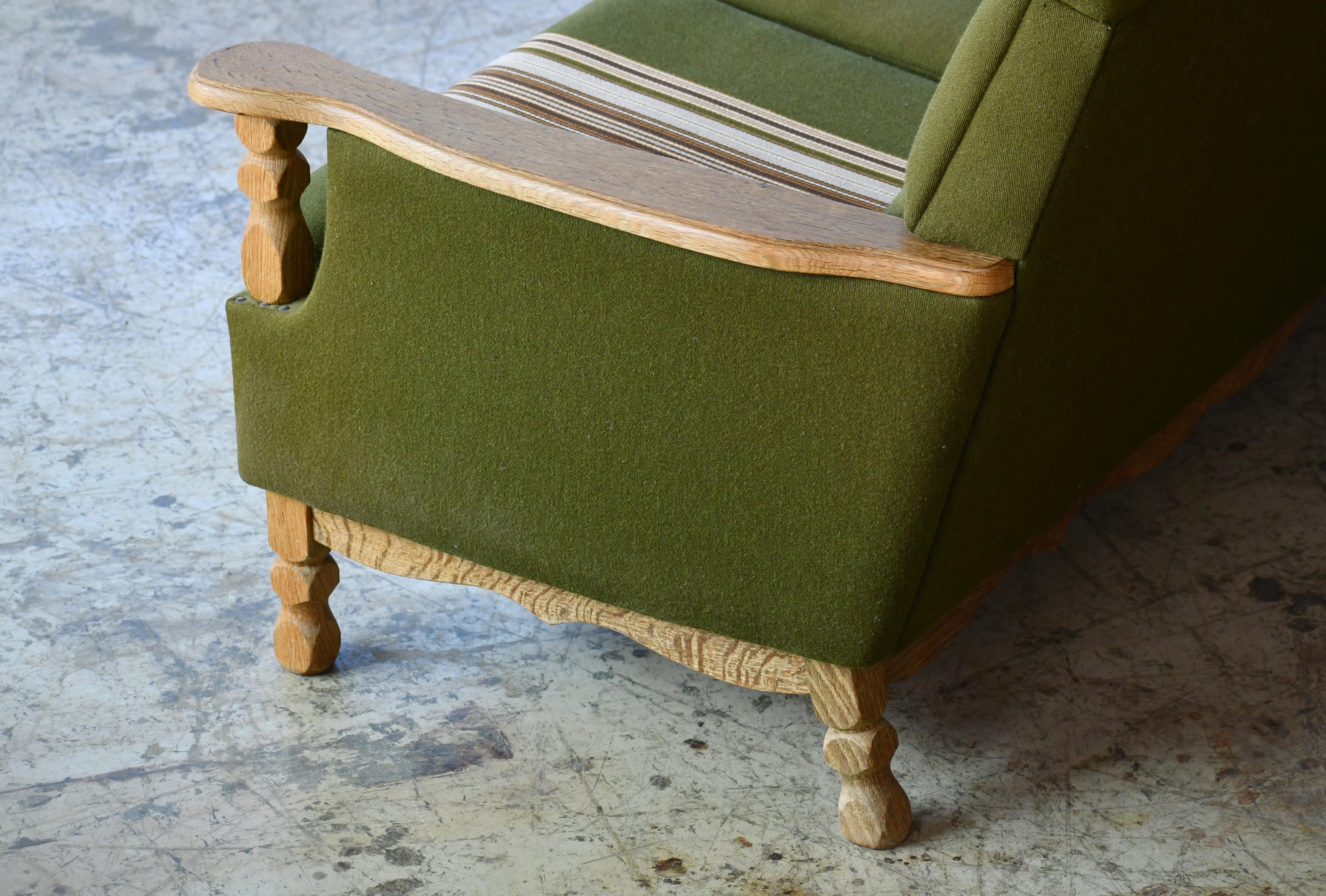 Dänisches modernes 3-Sitzer-Sofa aus massiver Eiche, zugeschrieben Henry Kjærnulf, 1960er Jahre im Zustand „Gut“ im Angebot in Bridgeport, CT