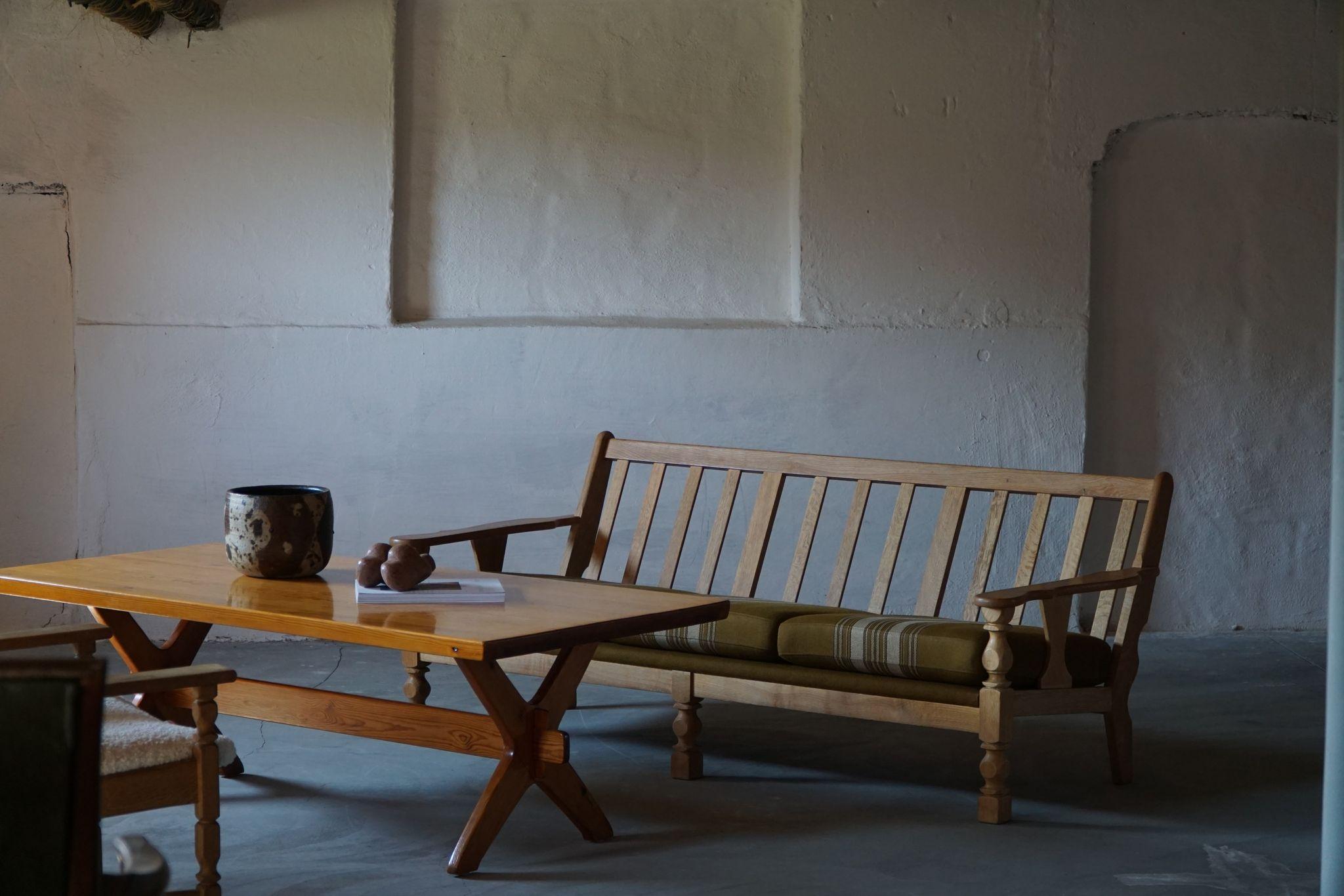 Ein seltenes skulpturales dänisches modernes Sofa im Stil von Henning Kjærnulf. Hergestellt aus Eiche und mit der originalen Savak-Wollpolsterung. Hergestellt in den 1960er Jahren von einem dänischen Möbelschreiner.
Der allgemeine Eindruck ist gut.