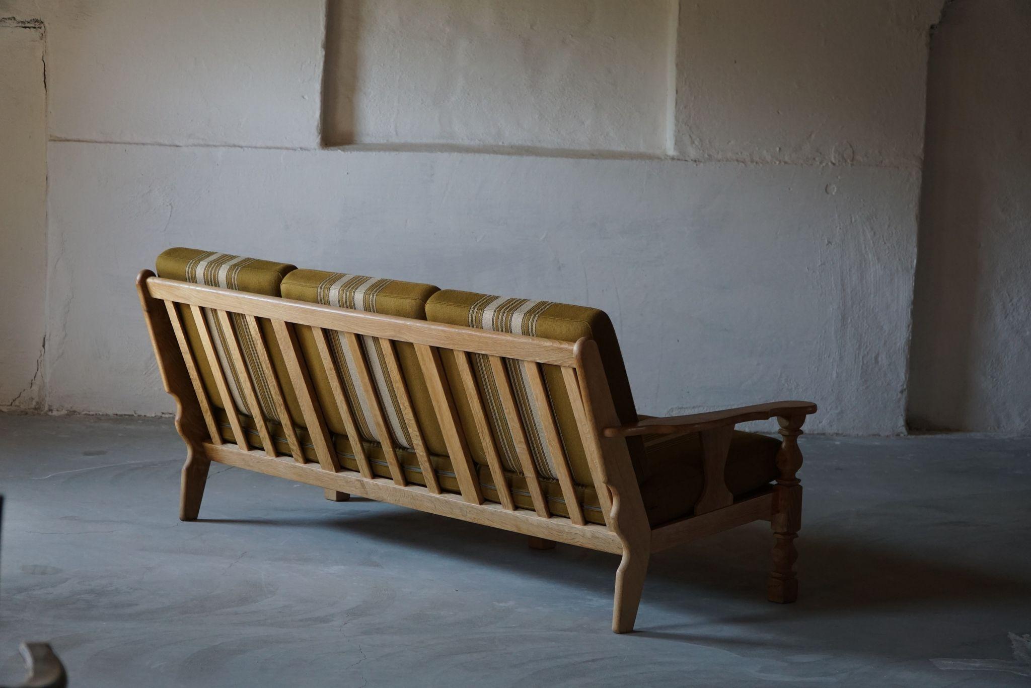 Dänisches modernes dänisches 3-Sitzer-Sofa aus massiver Eiche, Henning Kjærnulf-Stil, 1960er Jahre (Moderne der Mitte des Jahrhunderts)