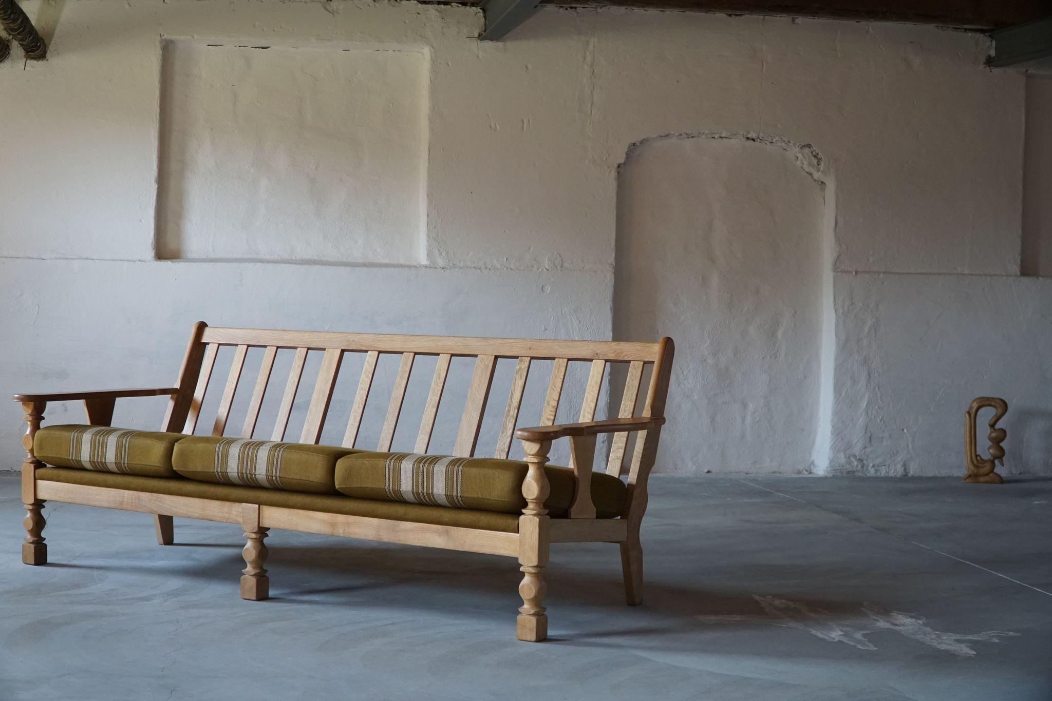 Dänisches modernes dänisches 3-Sitzer-Sofa aus massiver Eiche, Henning Kjærnulf-Stil, 1960er Jahre im Zustand „Gut“ in Odense, DK