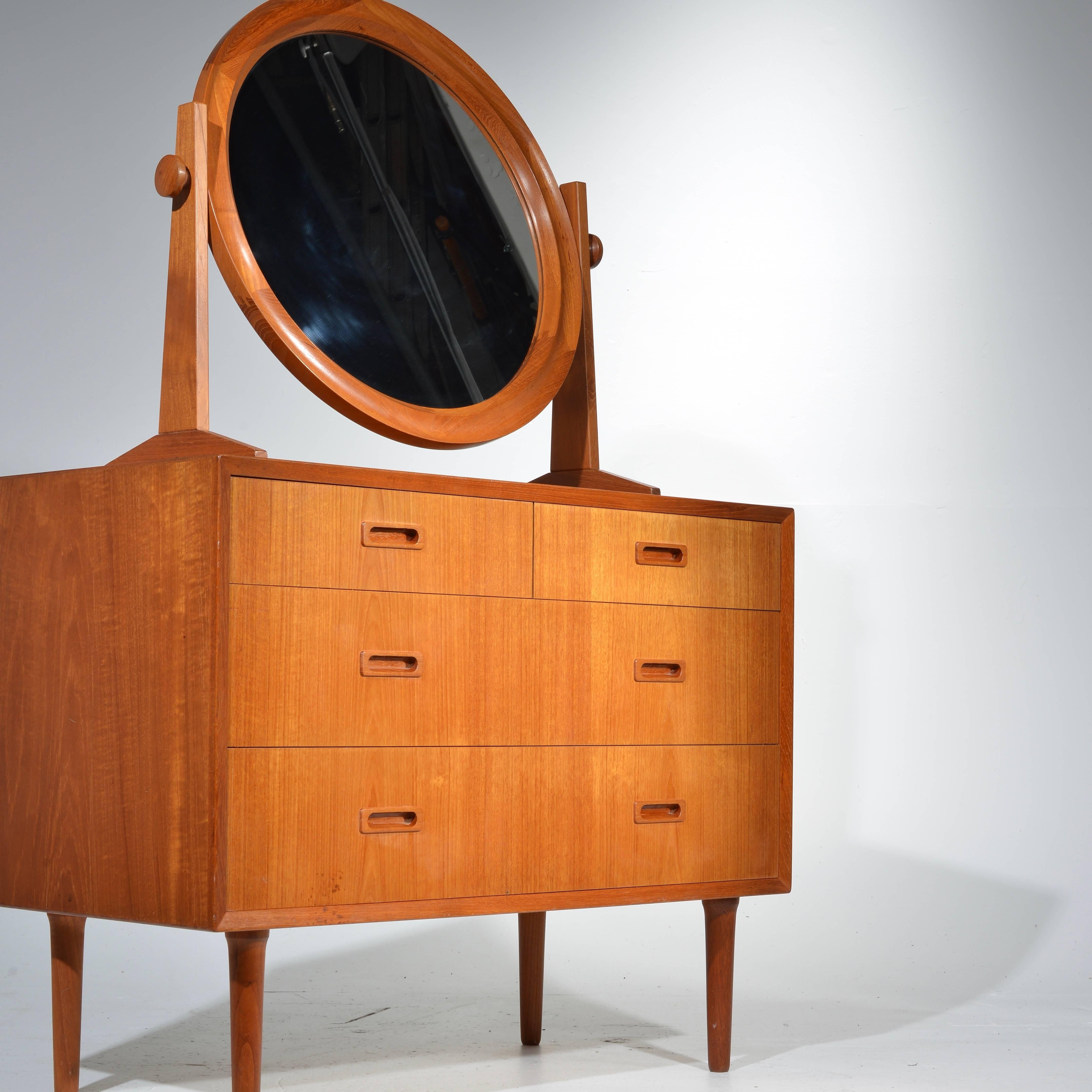 Danish Modern Four-Drawer Cabinet Vanity In Good Condition In Los Angeles, CA