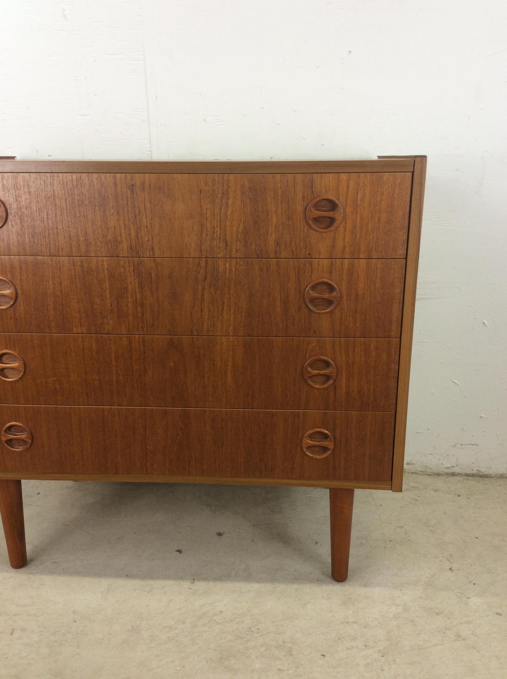 Questa cassettiera moderna danese presenta una struttura in legno pressato, impiallacciatura in teak con finitura originale, quattro cassetti con tiretti in legno intagliato e alte gambe affusolate.

Dimensioni: 31,75 l 16,25 p 29,5 h

Note sulle