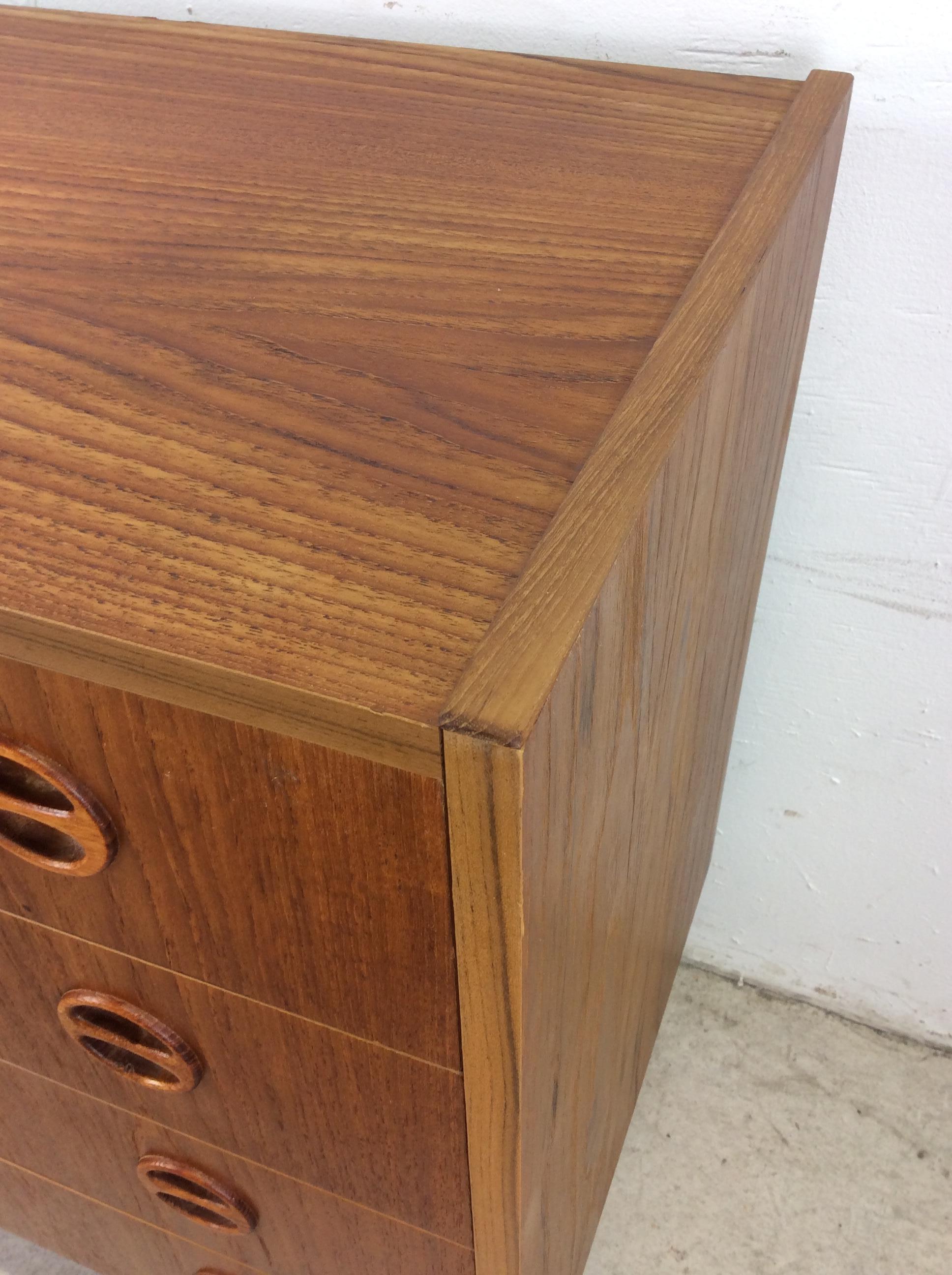 Teak Comò danese moderno a 4 cassetti con gambe affusolate in vendita