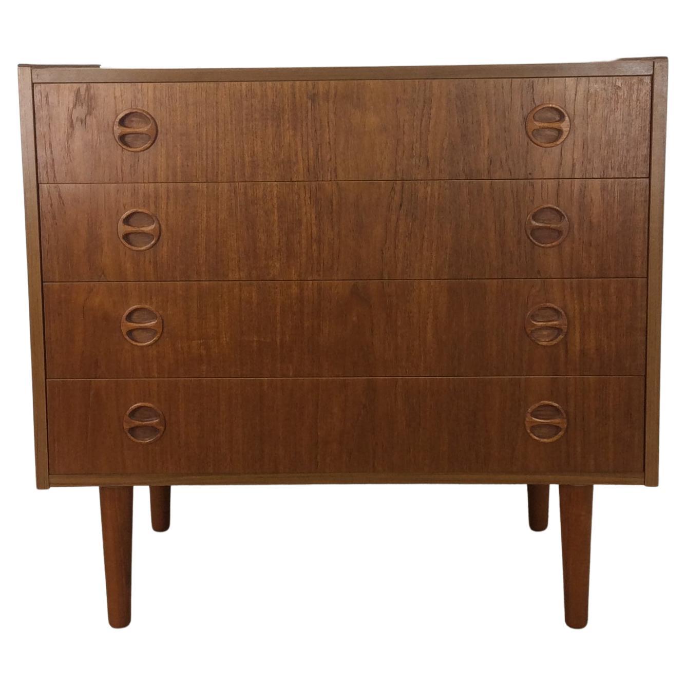 Danish Modern 4 Schubladen Kommode mit konischen Beinen