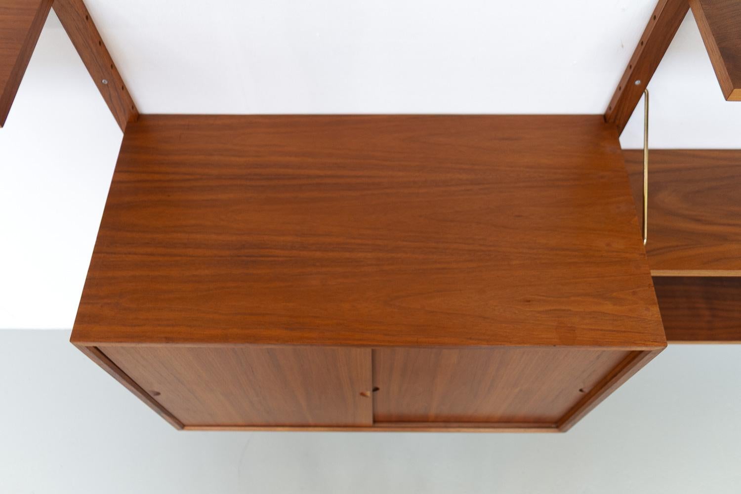 Danish Modern 5-Bay Modular Walnut Wall Unit by Poul Cadovius for Cado, 1960s. 7