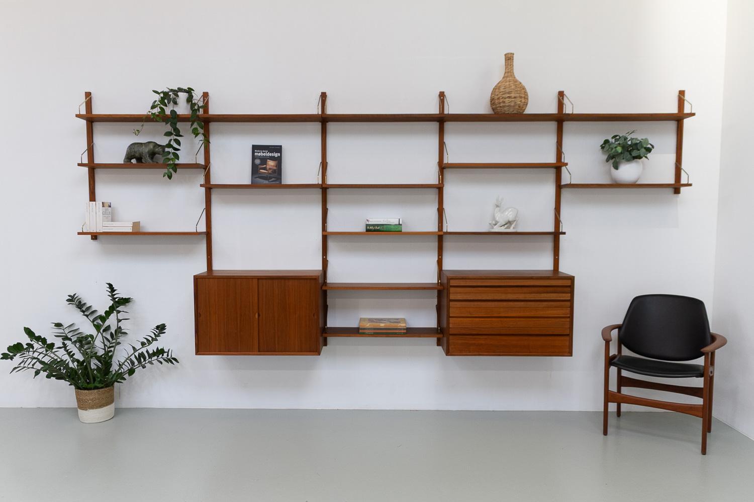 Danish Modern 5-Bay Modular Walnut Wall Unit by Poul Cadovius for Cado, 1960s. 8
