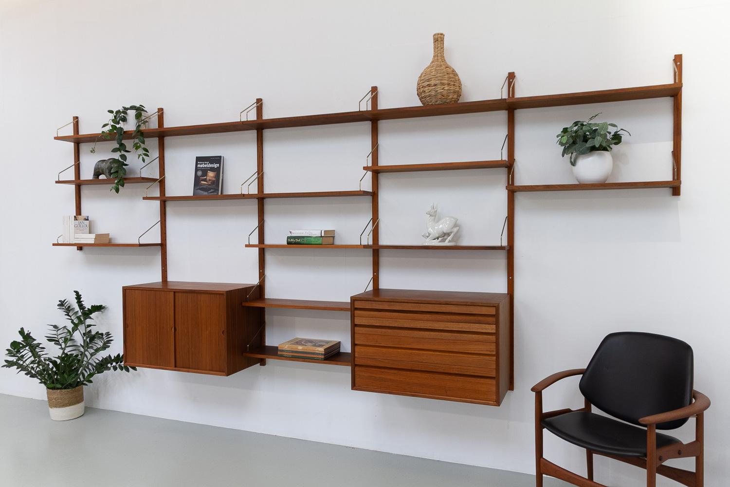 Danish Modern 5-Bay Modular Walnut Wall Unit by Poul Cadovius for Cado, 1960s. 9