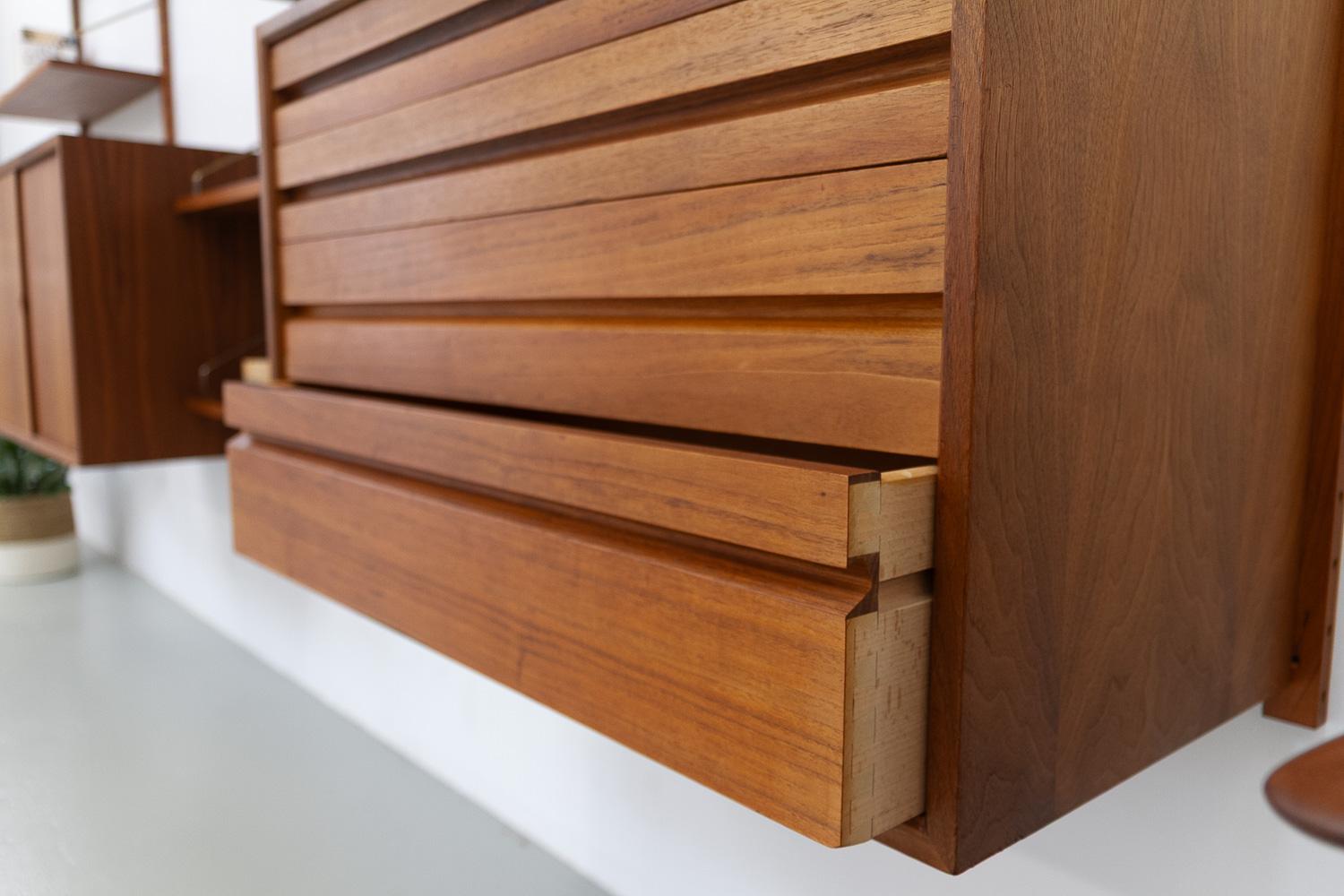 Danish Modern 5-Bay Modular Walnut Wall Unit by Poul Cadovius for Cado, 1960s. 11