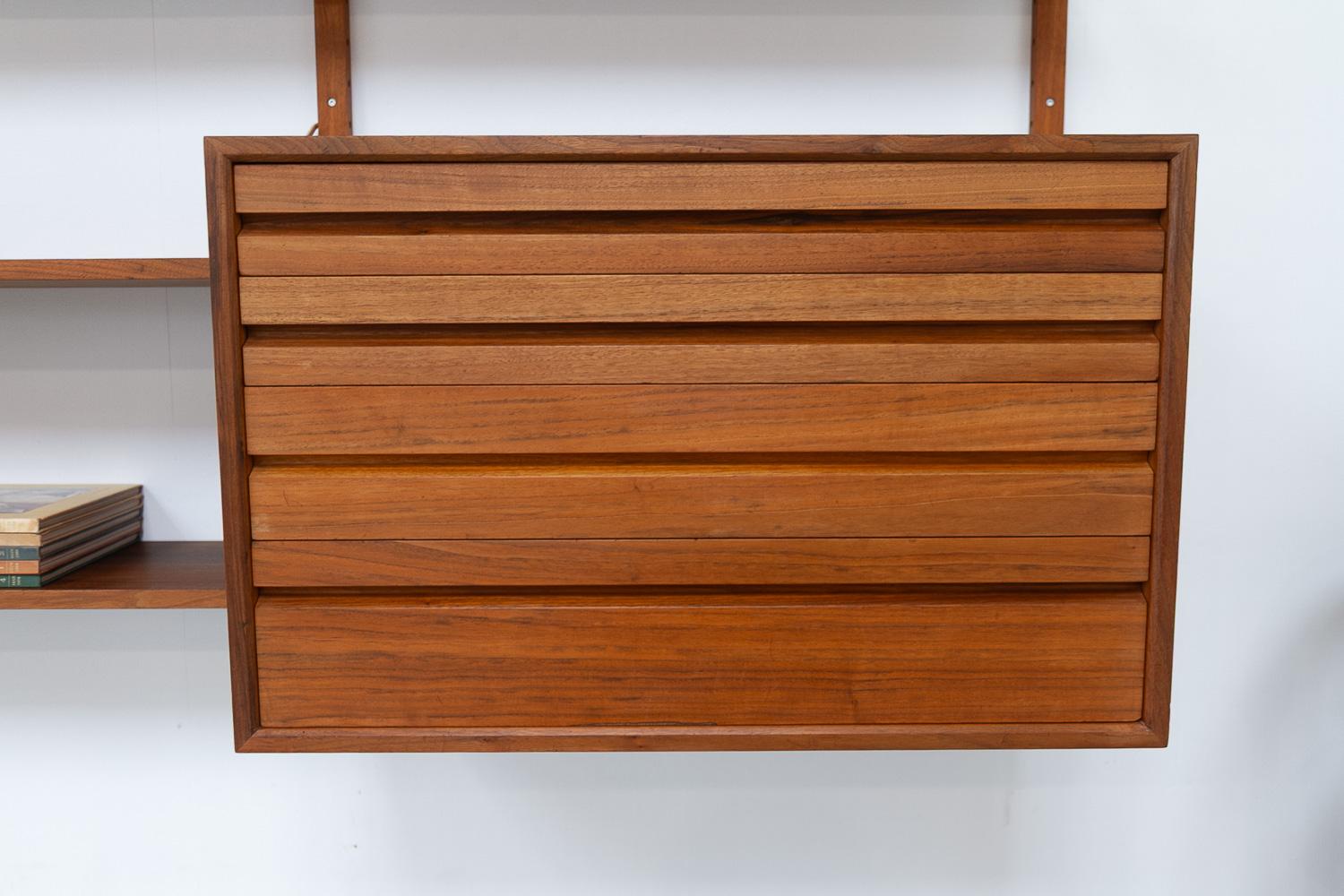 Danish Modern 5-Bay Modular Walnut Wall Unit by Poul Cadovius for Cado, 1960s. 13