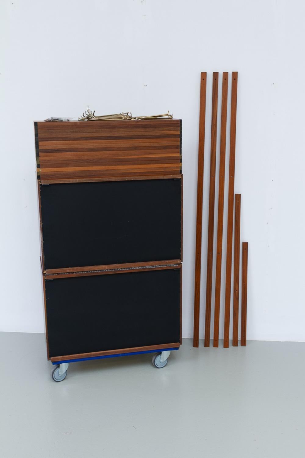 Pensile danese moderno a 5 vani in noce di Poul Cadovius per Cado, 1960. 12