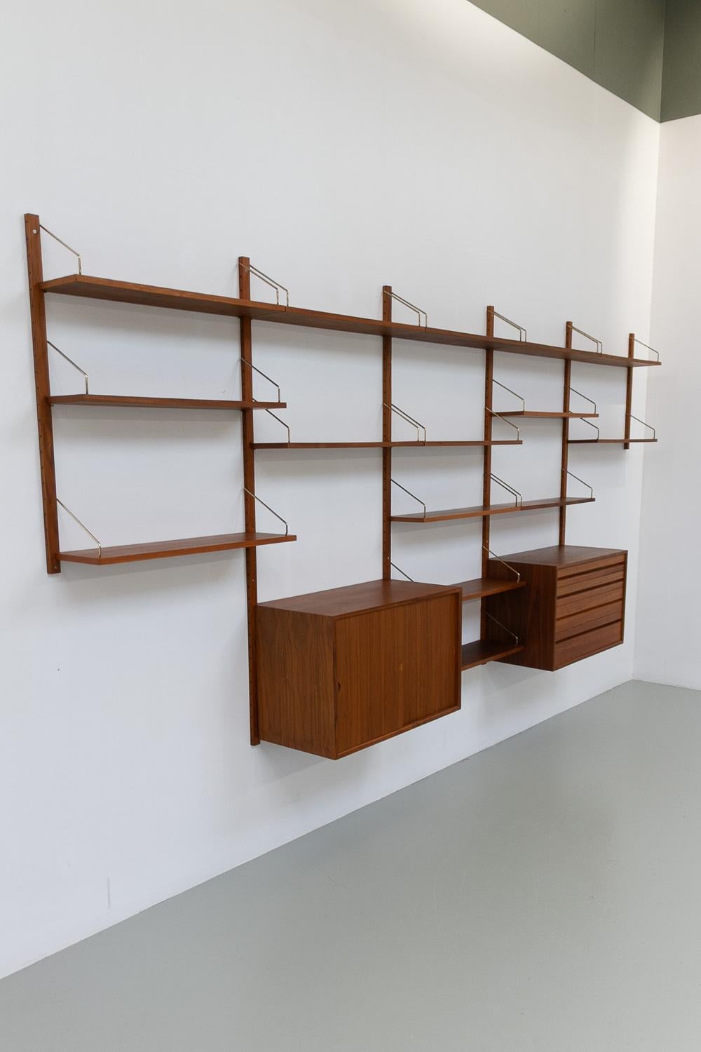 Mid-Century Modern Danish Modern 5-Bay Modular Walnut Wall Unit by Poul Cadovius for Cado, 1960s.