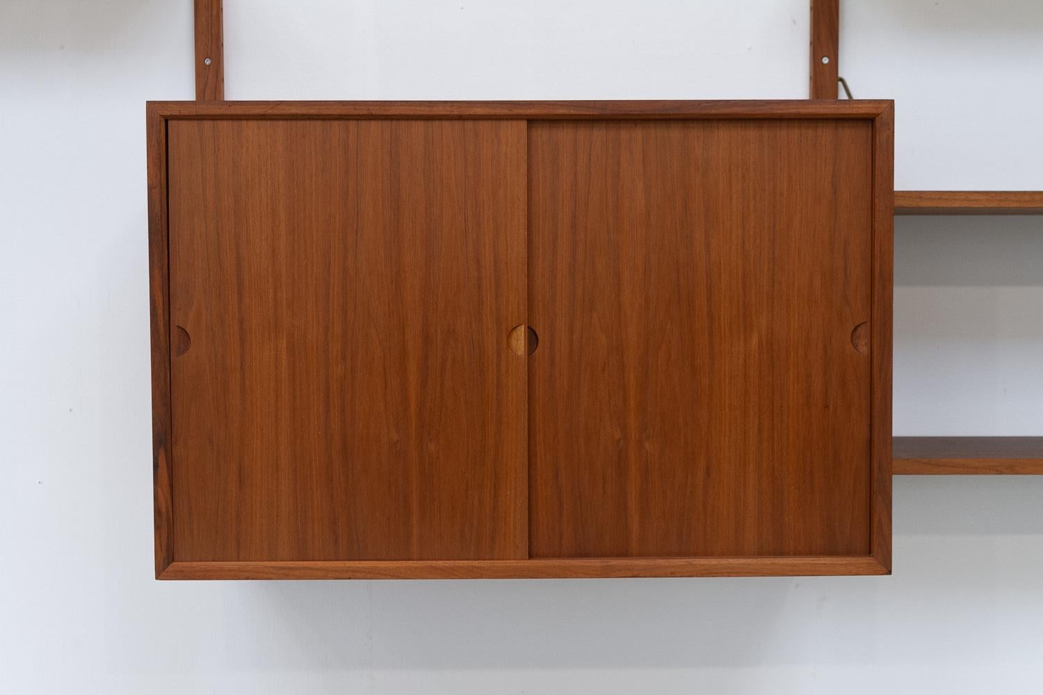 Danish Modern 5-Bay Modular Walnut Wall Unit by Poul Cadovius for Cado, 1960s. In Good Condition In Asaa, DK