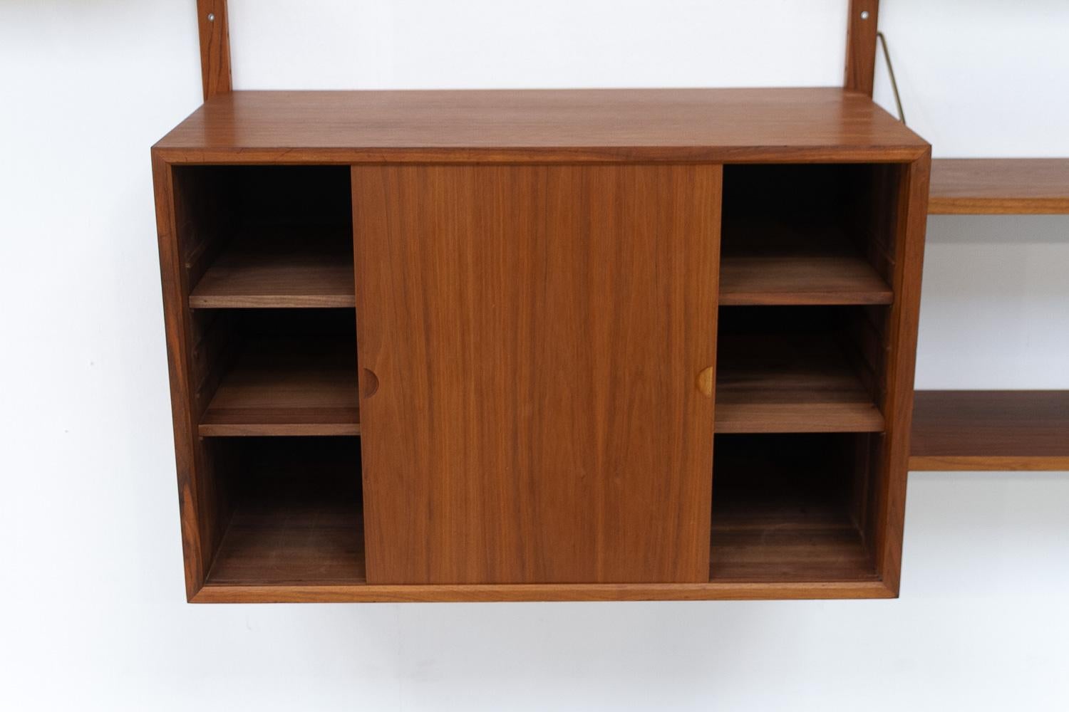 Mid-20th Century Danish Modern 5-Bay Modular Walnut Wall Unit by Poul Cadovius for Cado, 1960s.