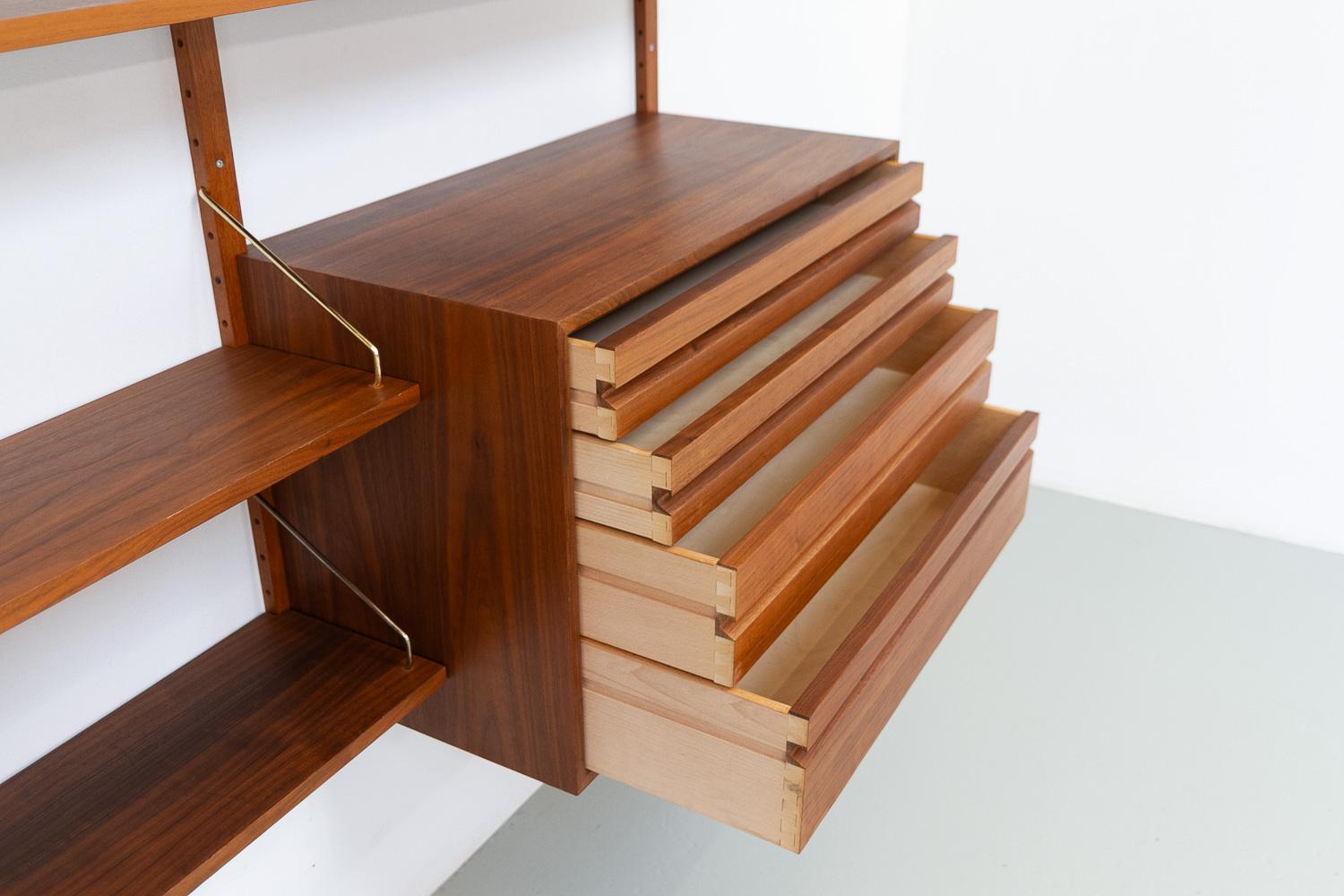 Danish Modern 5-Bay Modular Walnut Wall Unit by Poul Cadovius for Cado, 1960s. 1