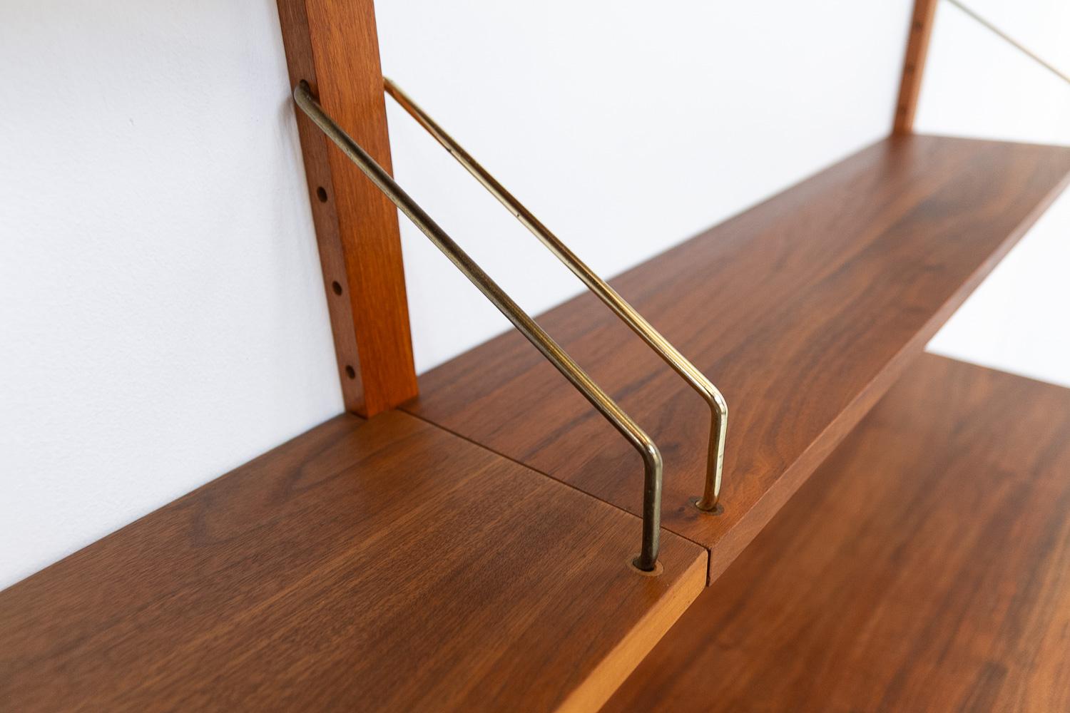 Danish Modern 5-Bay Modular Walnut Wall Unit by Poul Cadovius for Cado, 1960s. 2