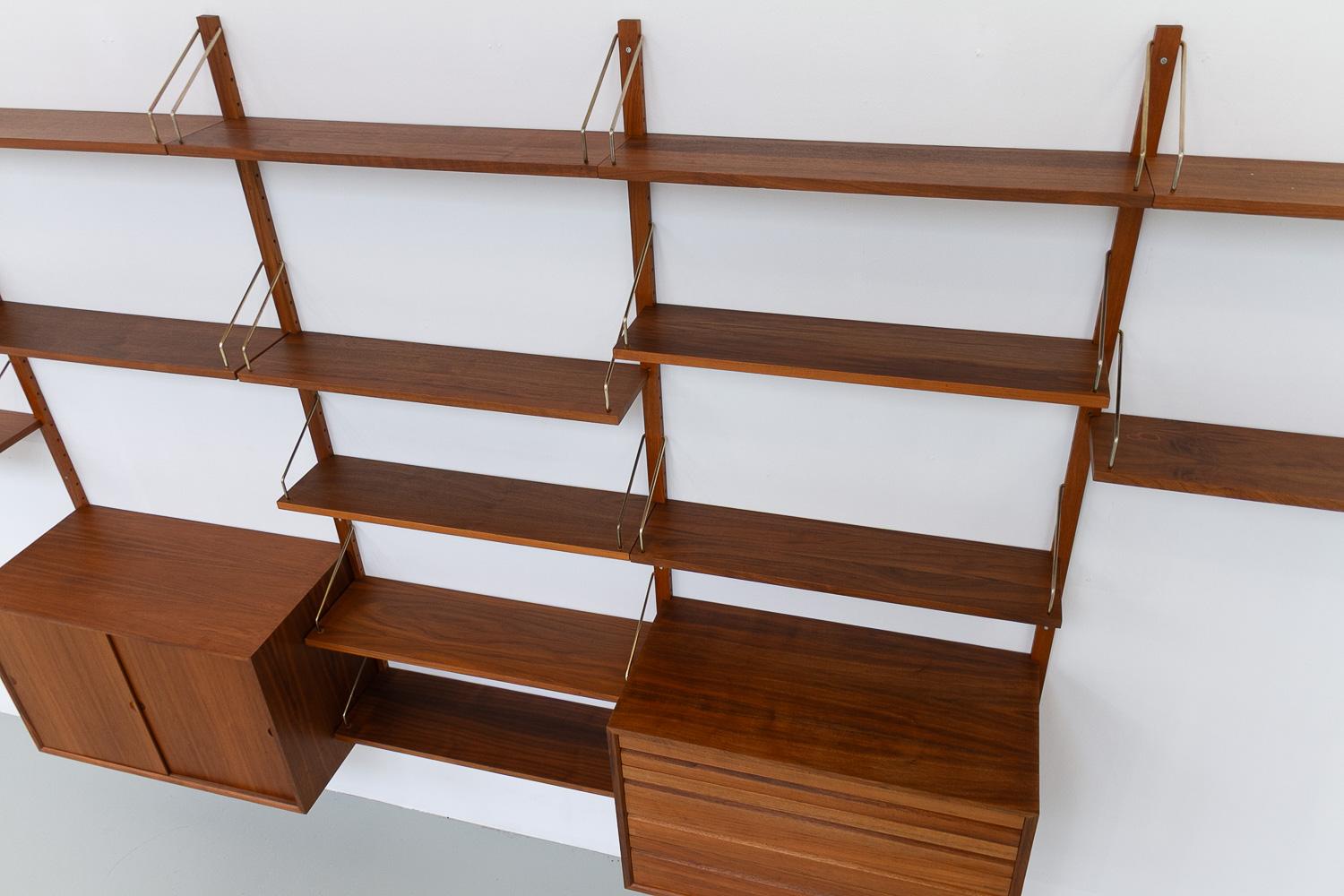 Danish Modern 5-Bay Modular Walnut Wall Unit by Poul Cadovius for Cado, 1960s. 3