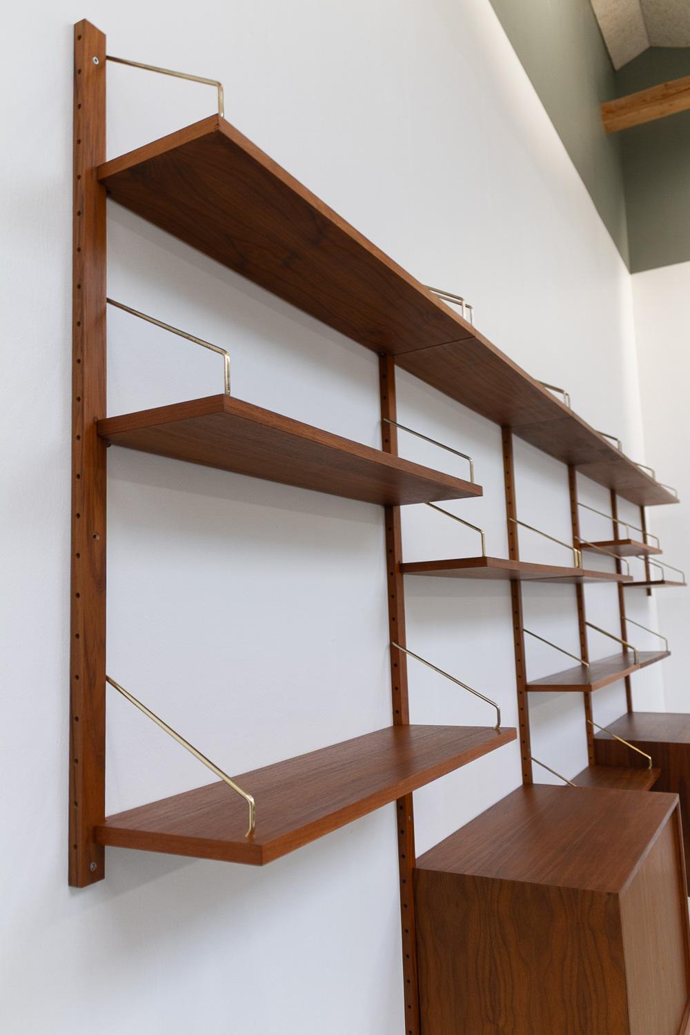 Danish Modern 5-Bay Modular Walnut Wall Unit by Poul Cadovius for Cado, 1960s. 4