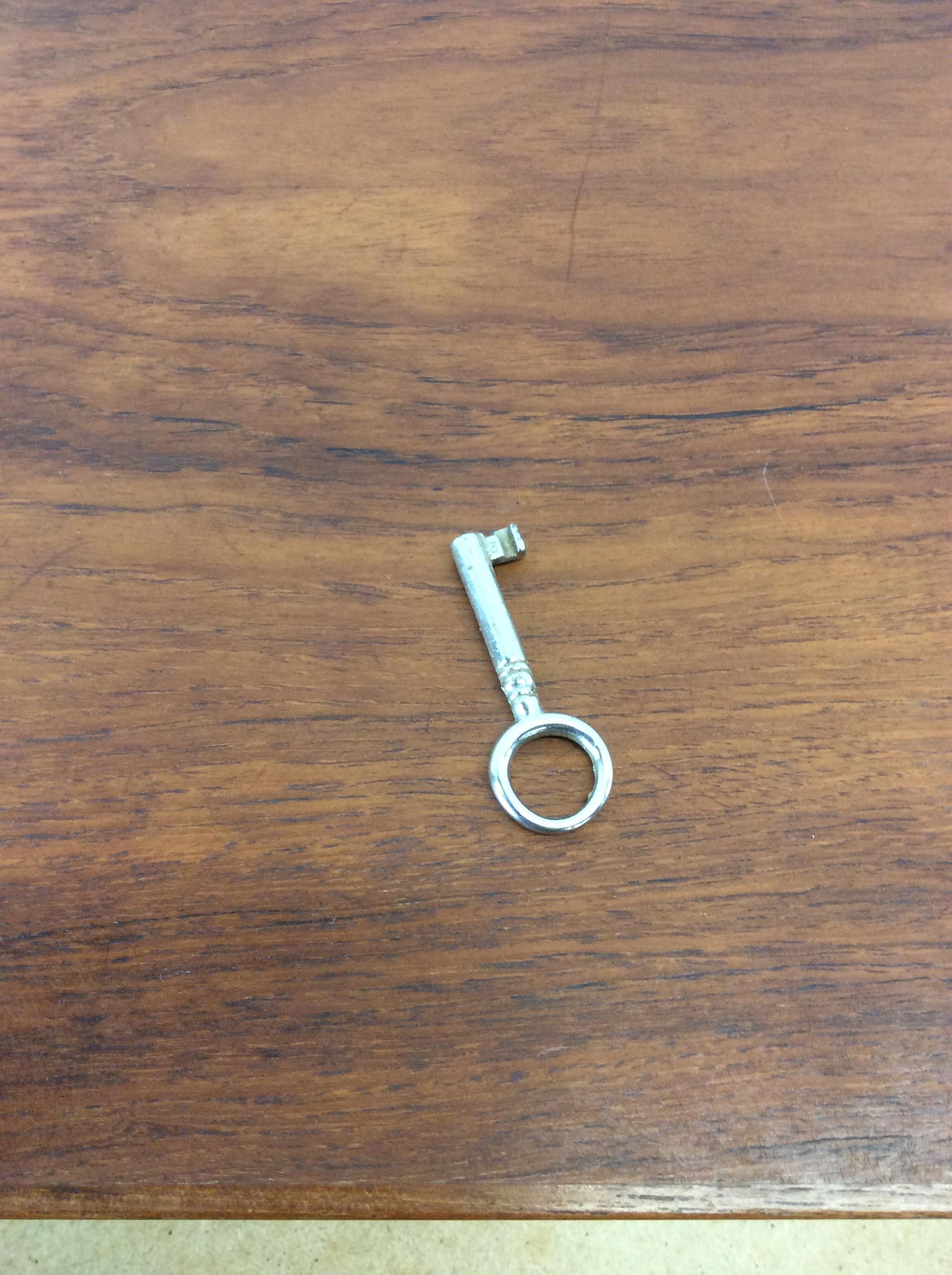 Cassettone danese moderno a 5 cassetti con serratura e chiave in vendita 10
