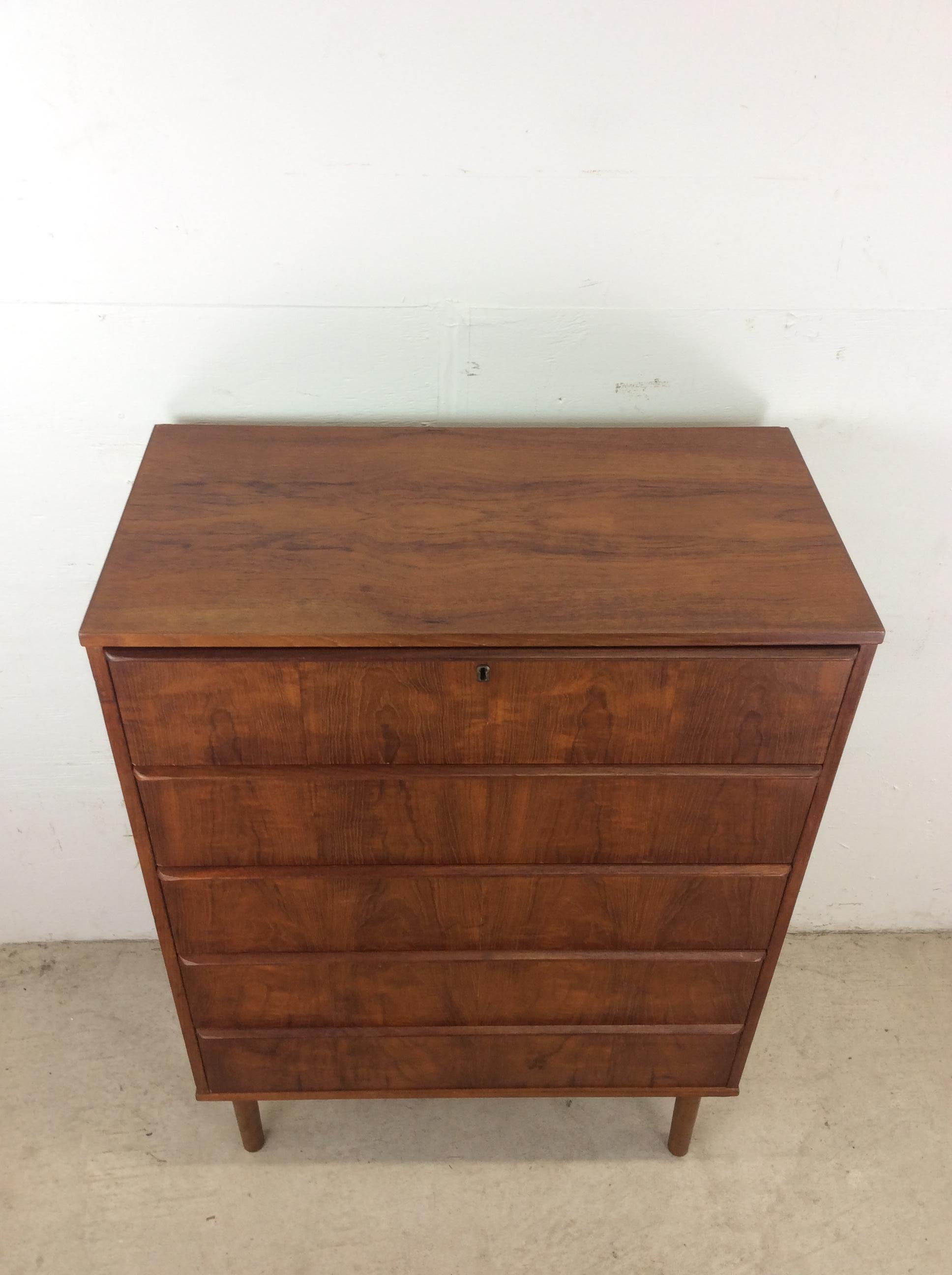 Scandinavo moderno Cassettone danese moderno a 5 cassetti con serratura e chiave in vendita