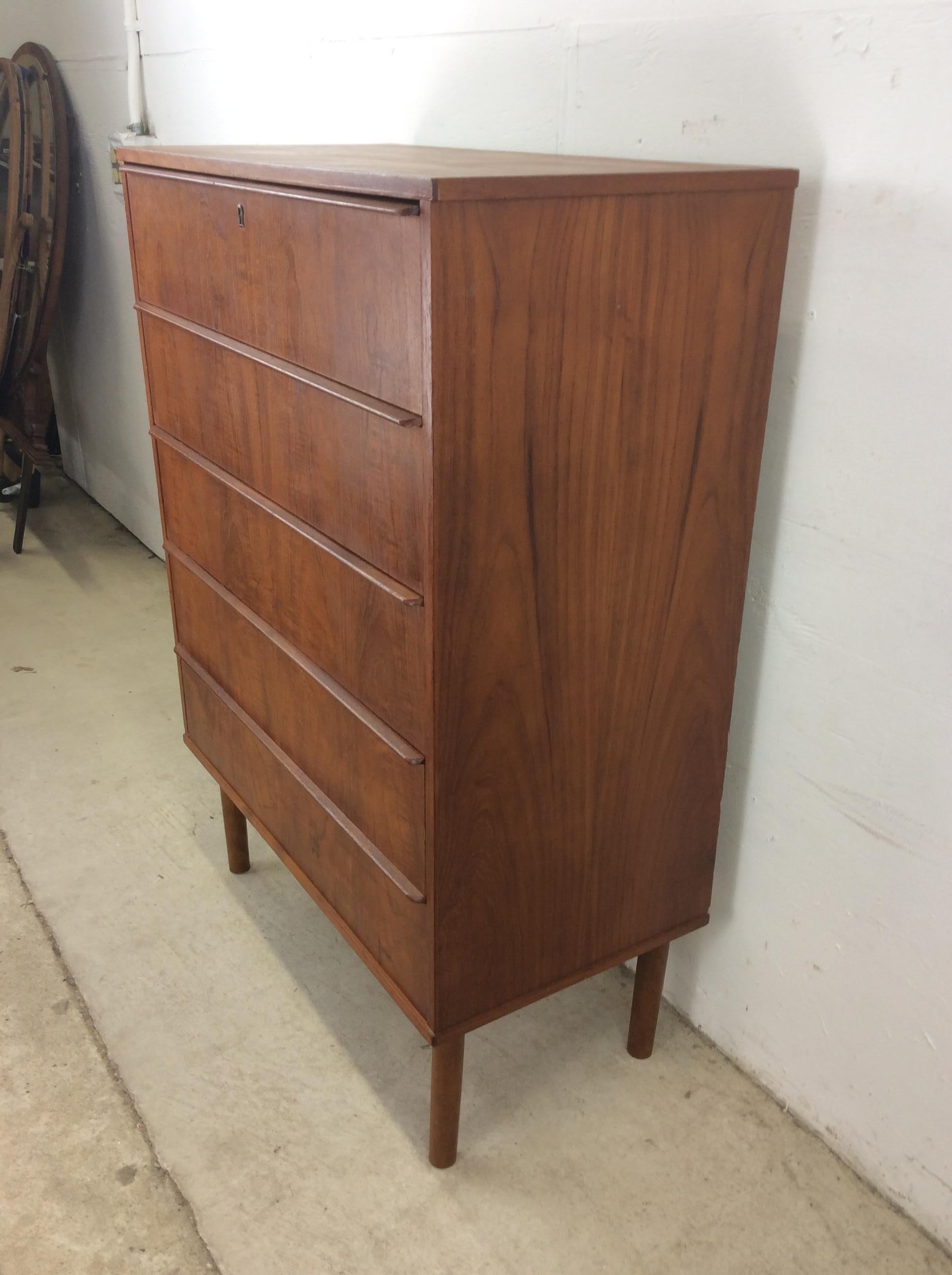 Cassettone danese moderno a 5 cassetti con serratura e chiave in vendita 1