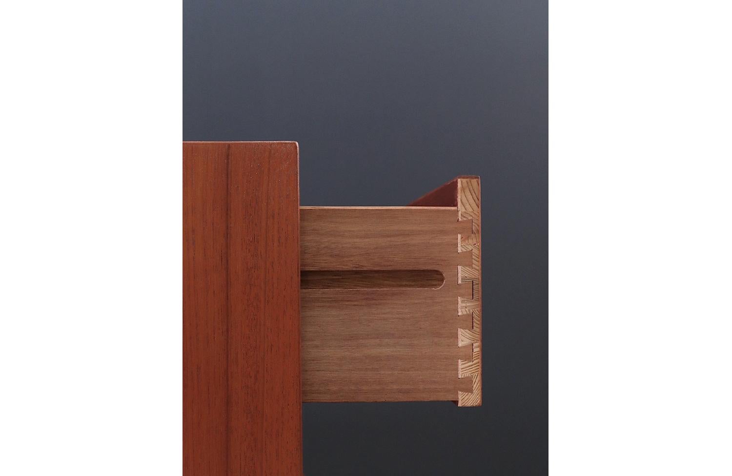 Fachmännisch restauriert - Danish Modern 6-Schubladen-Kommode aus Teakholz von Art Furn  im Zustand „Hervorragend“ im Angebot in Los Angeles, CA