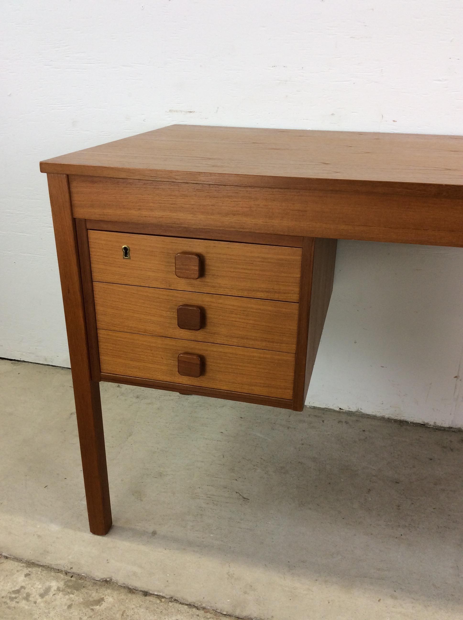 Danish Modern 6 Drawer Writing Desk with Lock & Key In Good Condition For Sale In Freehold, NJ