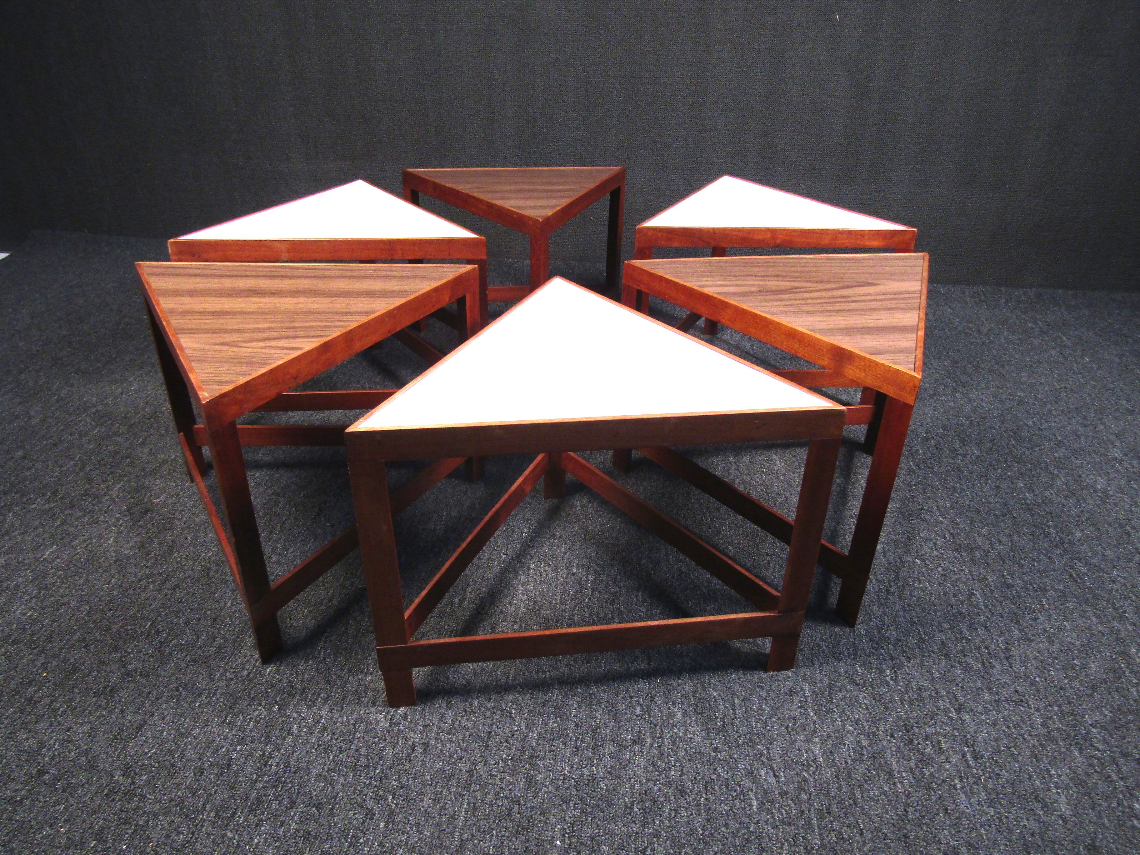 Sehr ungewöhnlicher dänischer Tisch - bestehend aus 6 separaten dreieckigen Teilen, die zusammengesetzt einen sechseckigen Couchtisch ergeben. Ein einzigartiges Stück, das eine interessante Ergänzung für jede moderne Einrichtung darstellt. Bitte