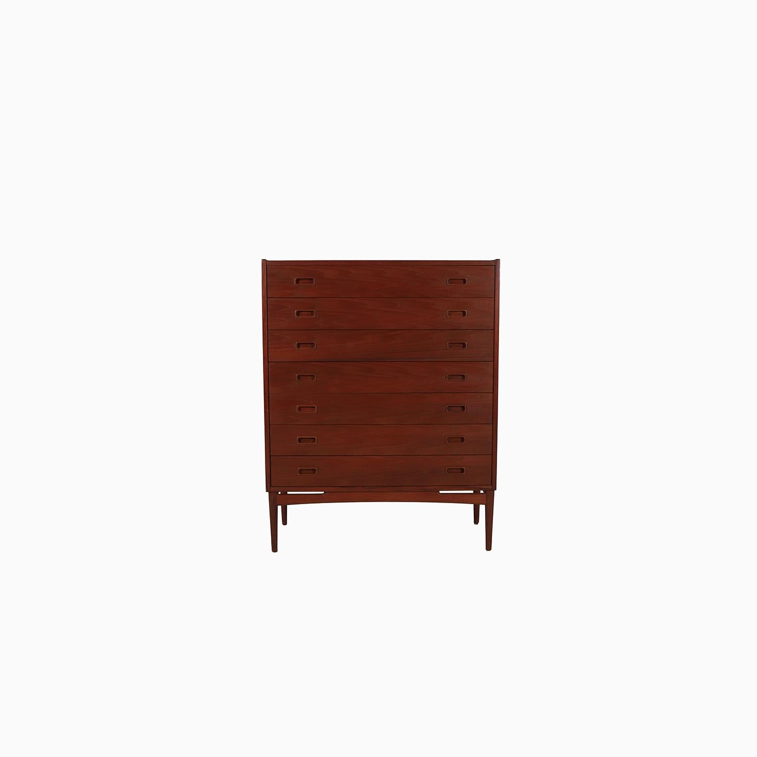 

This elegant Scandinavian modern drawer chest boasts 7 drawers (shallow by today's standards) with sculptural rectangular finger pulls.  It Is made from old growth teak with a traditional oil finish.  Boasting a lovely rich patina that has been
