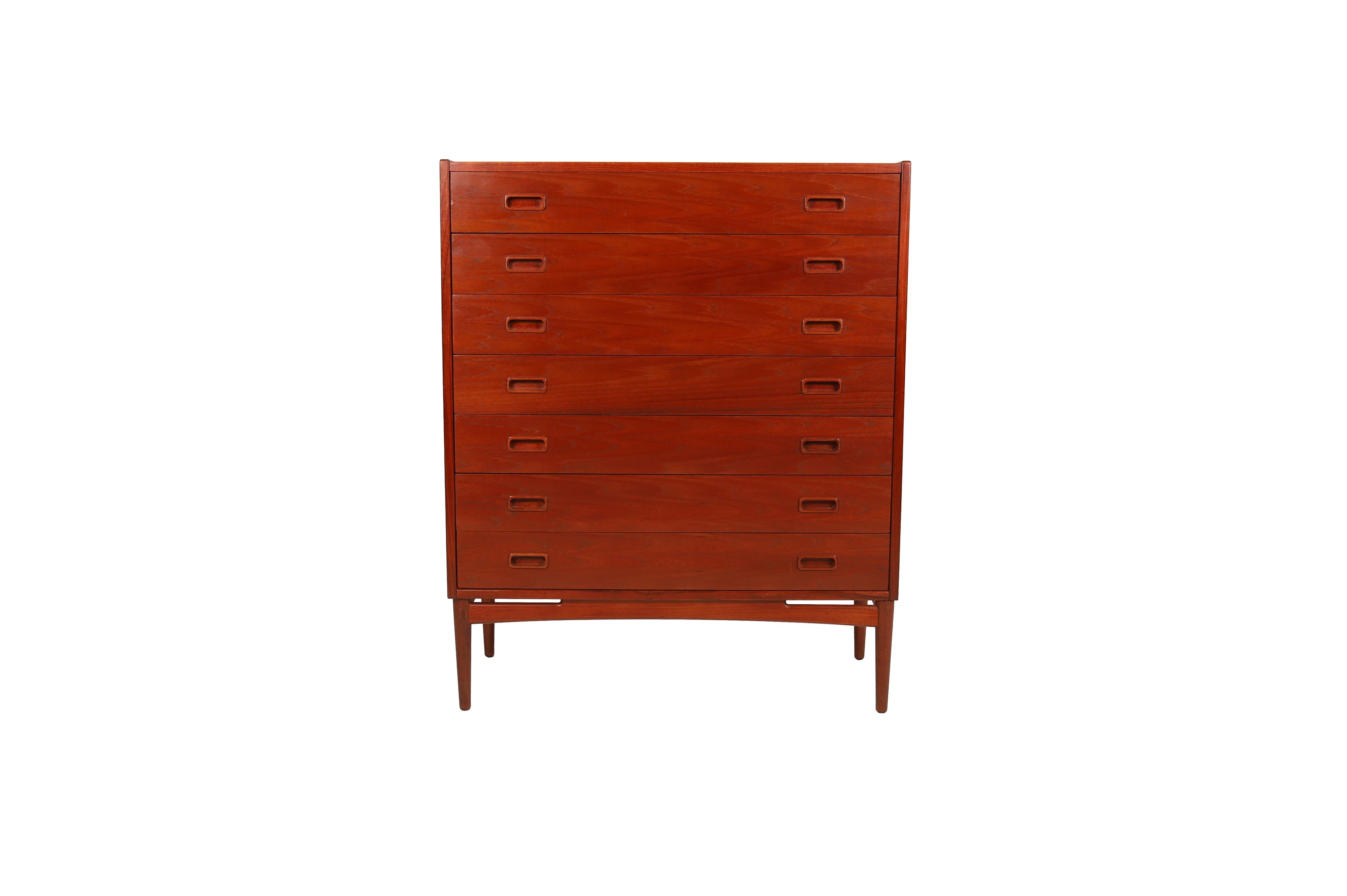 

This elegant Scandinavian modern drawer chest boasts 7 drawers (shallow by today's standards) with sculptural rectangular finger pulls.  It Is made from old growth teak with a traditional oil finish.  Boasting a lovely rich patina that has been
