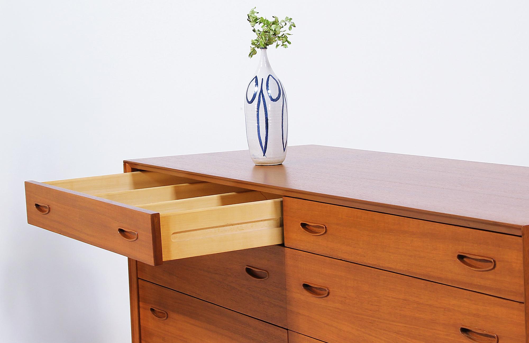 Danish Modern 8-Drawer Teak Dresser 3